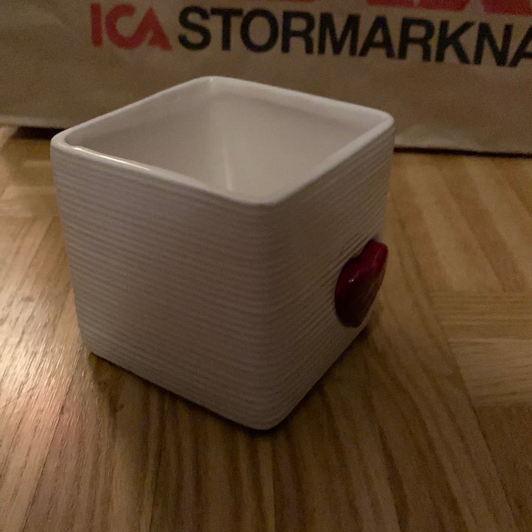 Vit kruka med rött hjärta