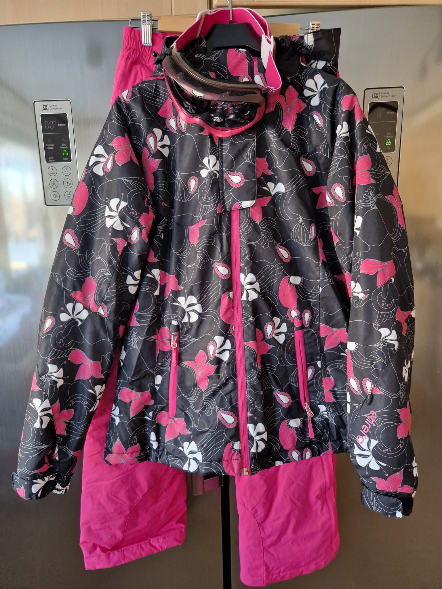 Etirel Skidset, storlek S, med Jacka, Byxor och Glasögon. Nyskick!