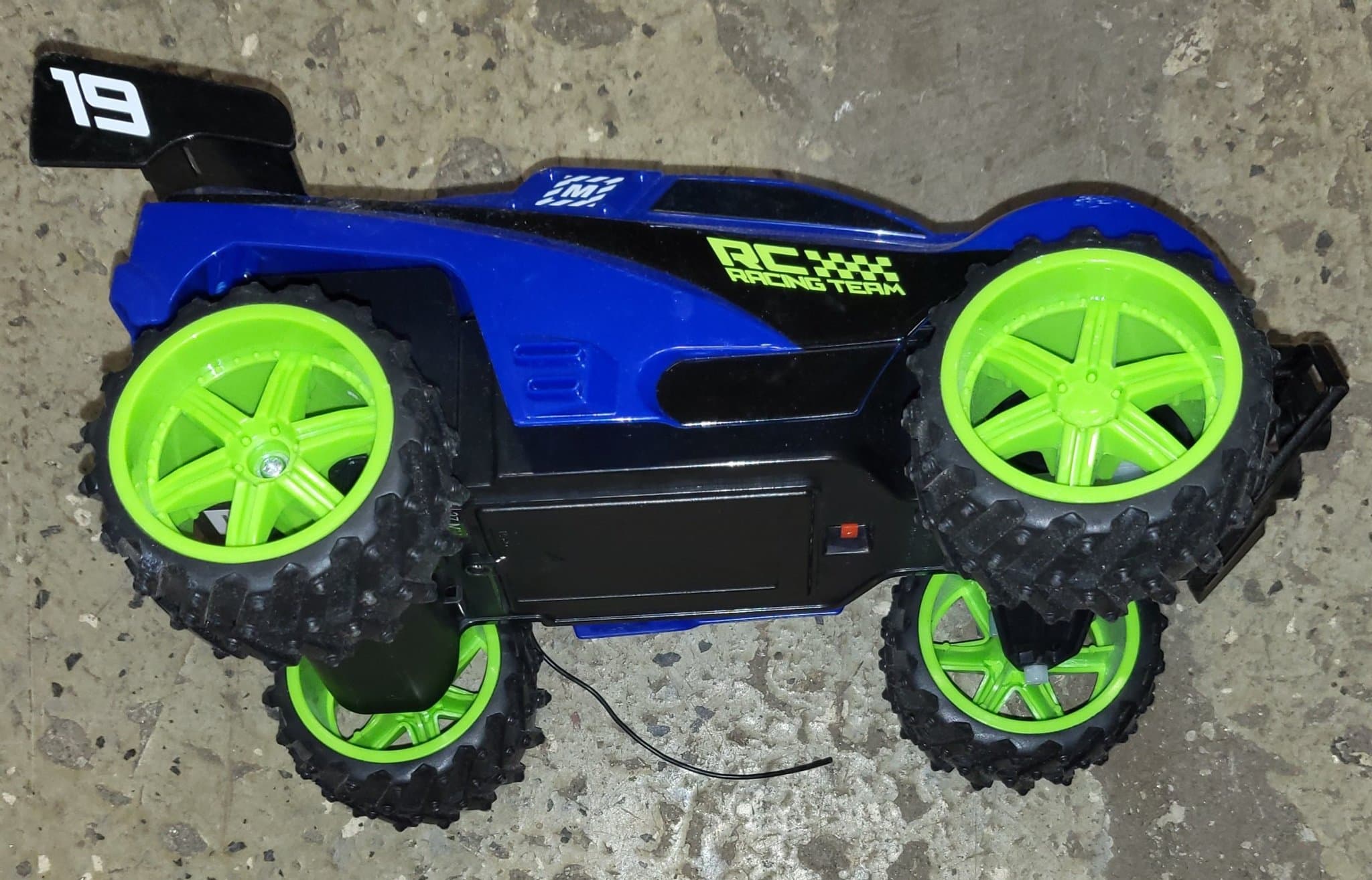 Radiostyrd bil ej fjärrkontroll? Till någon som behöver ()(Samlarobjekt?)