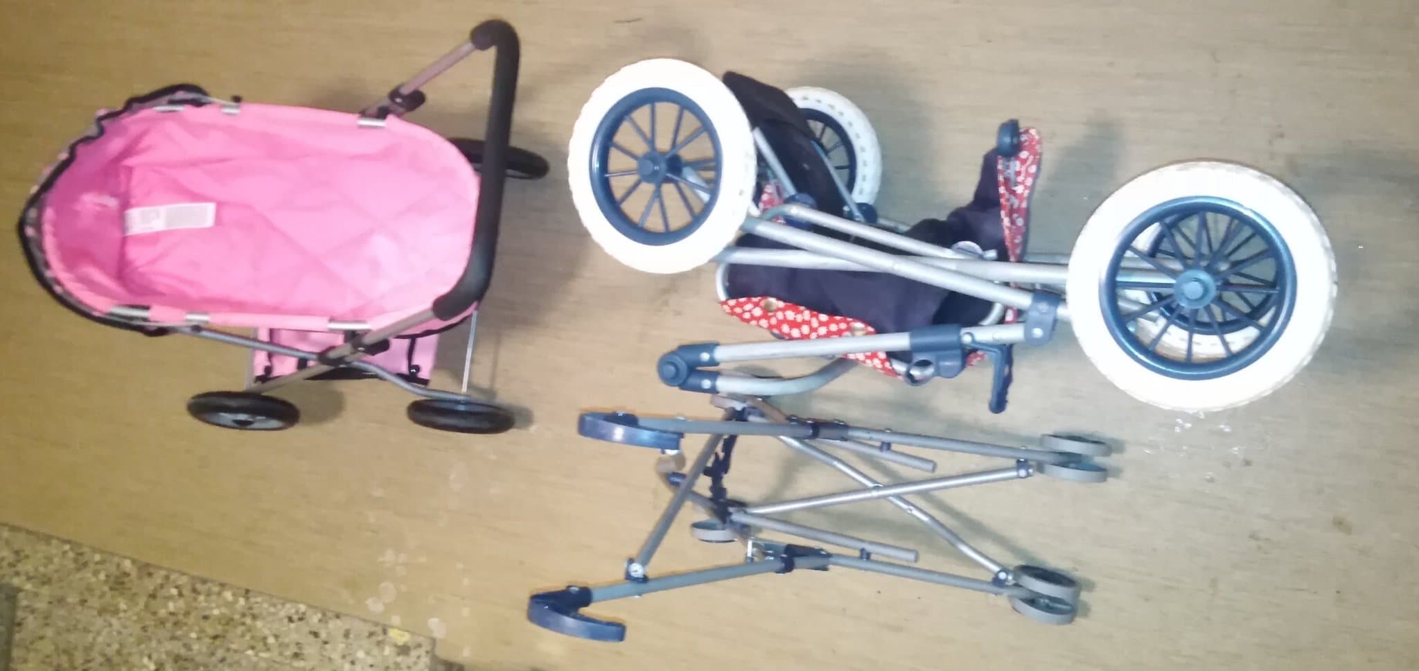 Dockvagnar Renoveringsobj Till någon som behöver (reservdelar?) (Samlarobjekt?)