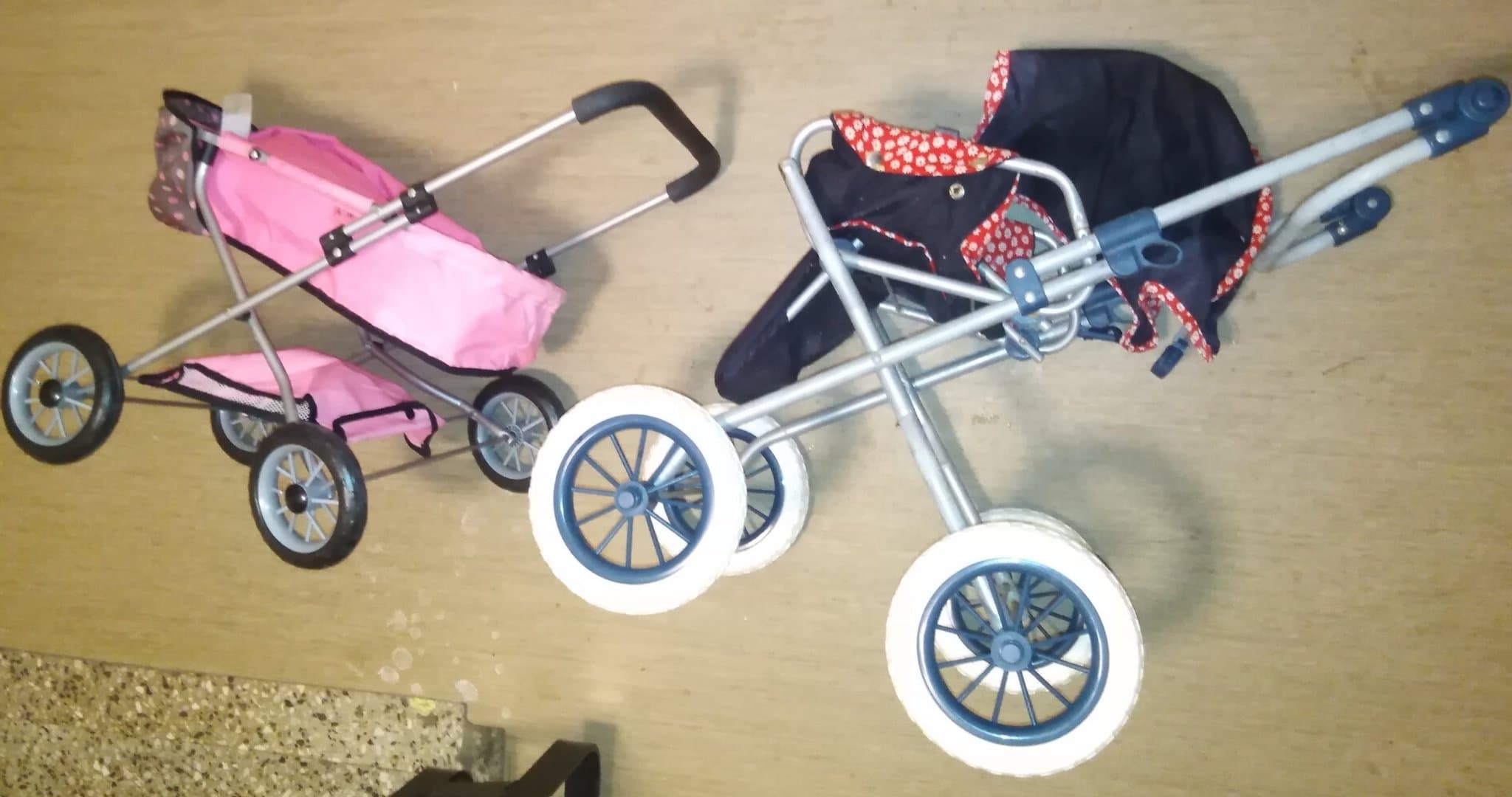 Dockvagnar Renoveringsobj Till någon som behöver (reservdelar?) (Samlarobjekt?)