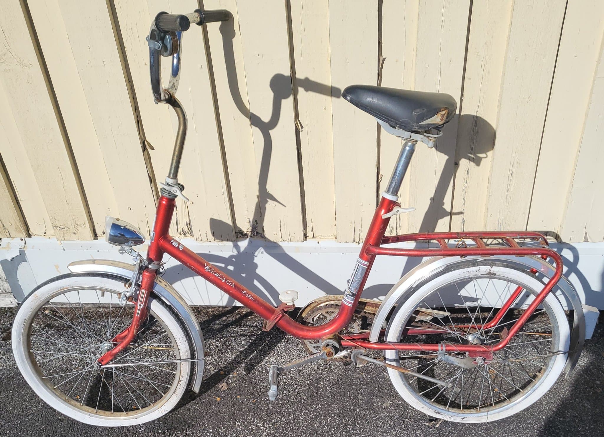 Tjejcykel renoveringsobje? Till någon som behöver (reservdelar?) (Samlarobjekt?)