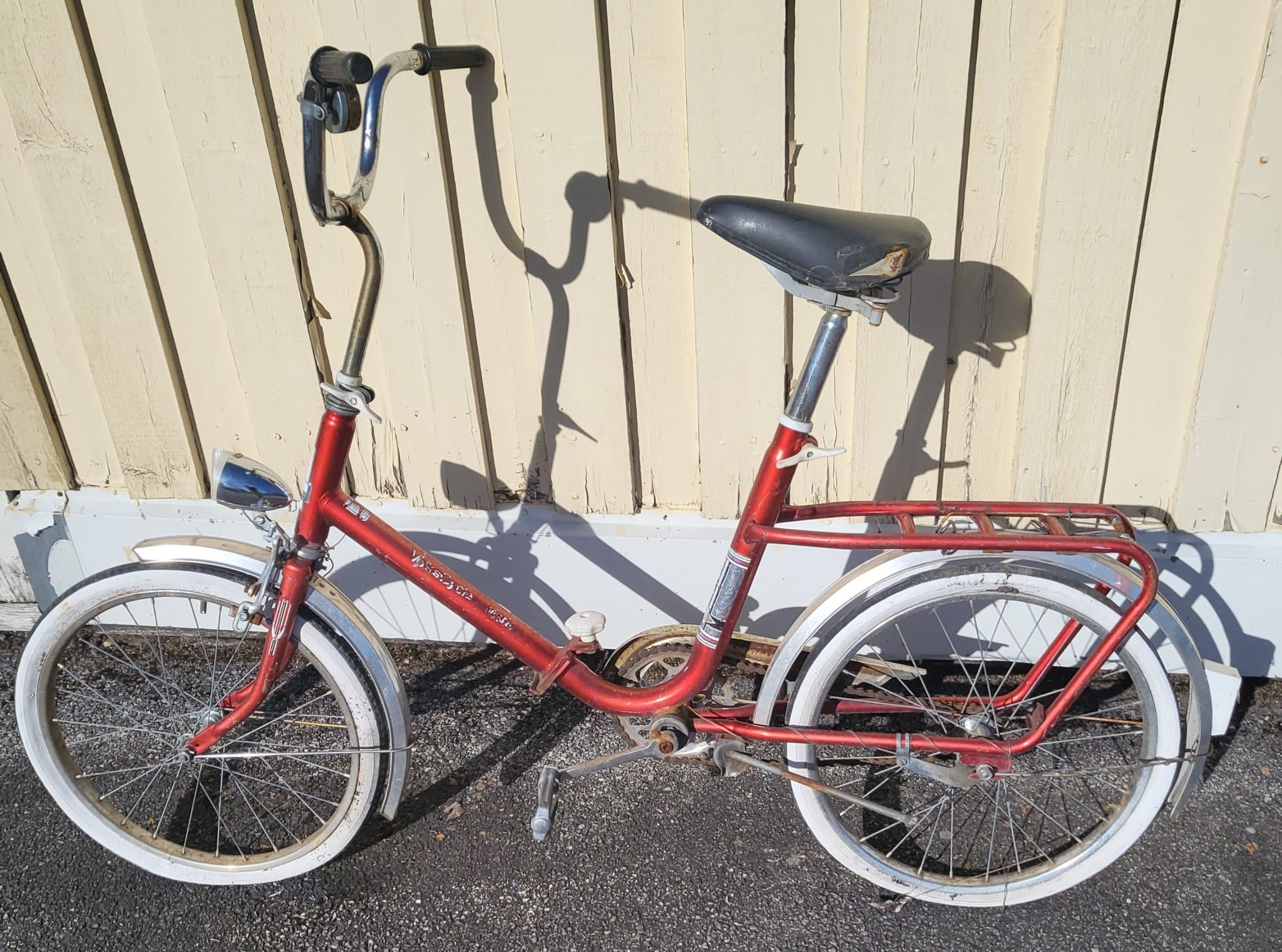 Tjejcykel renoveringsobje? Till någon som behöver (reservdelar?) (Samlarobjekt?)