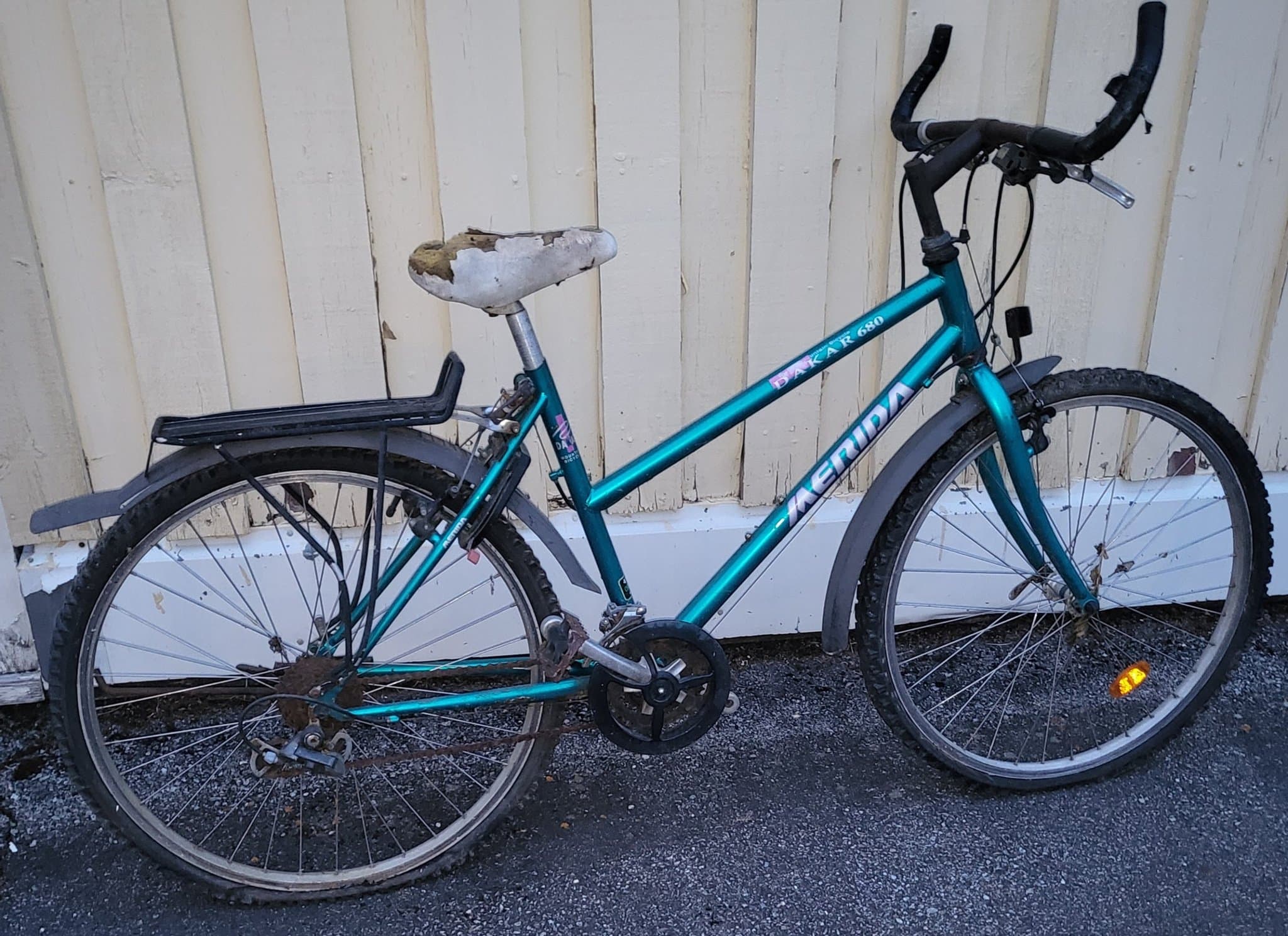 Tjejcykel renoveringsobje? Till någon som behöver (reservdelar?) (Samlarobjekt?)