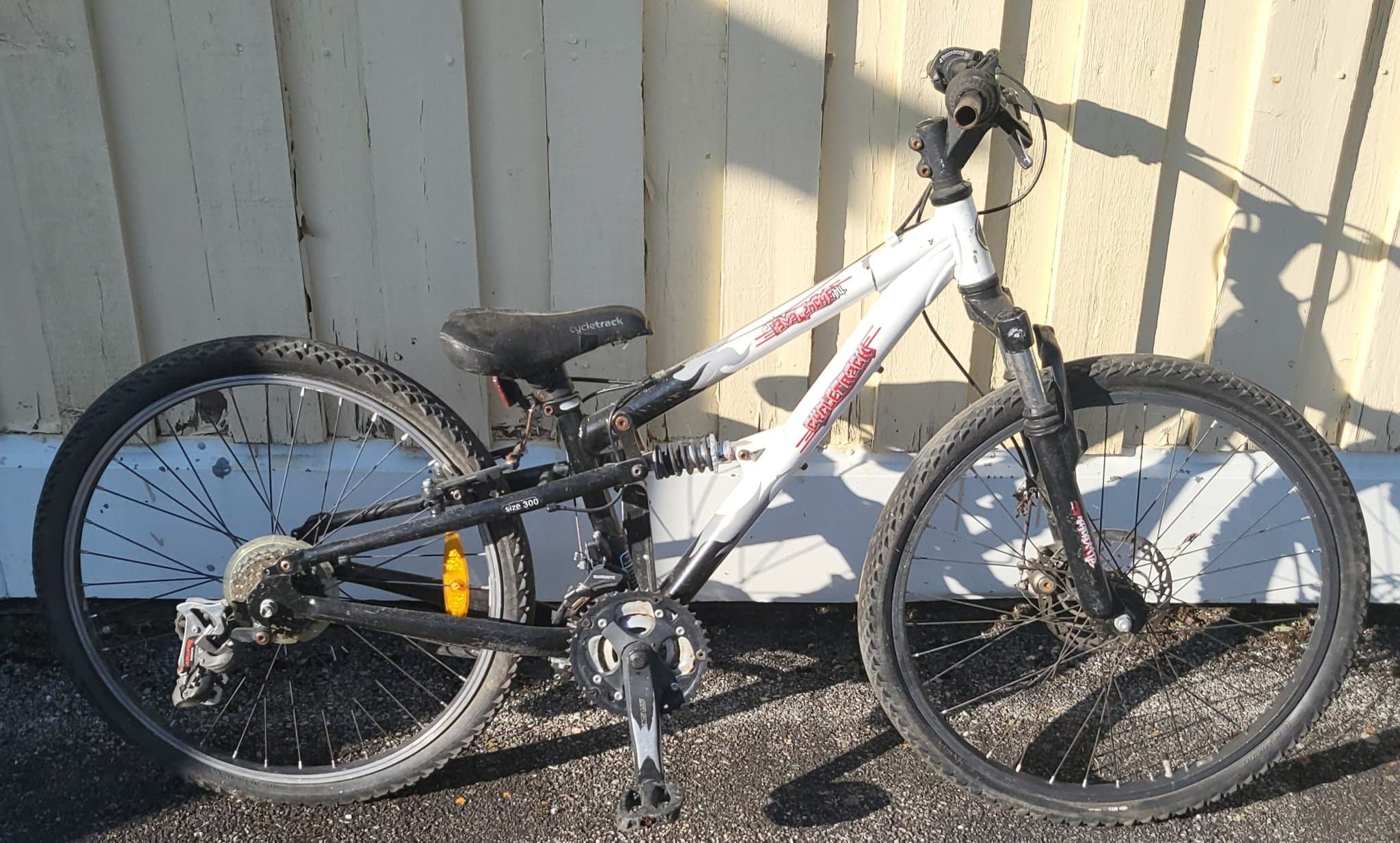 Mountainbike renoverings? Till någon som behöver (reservdelar?) (Samlarobjekt?)