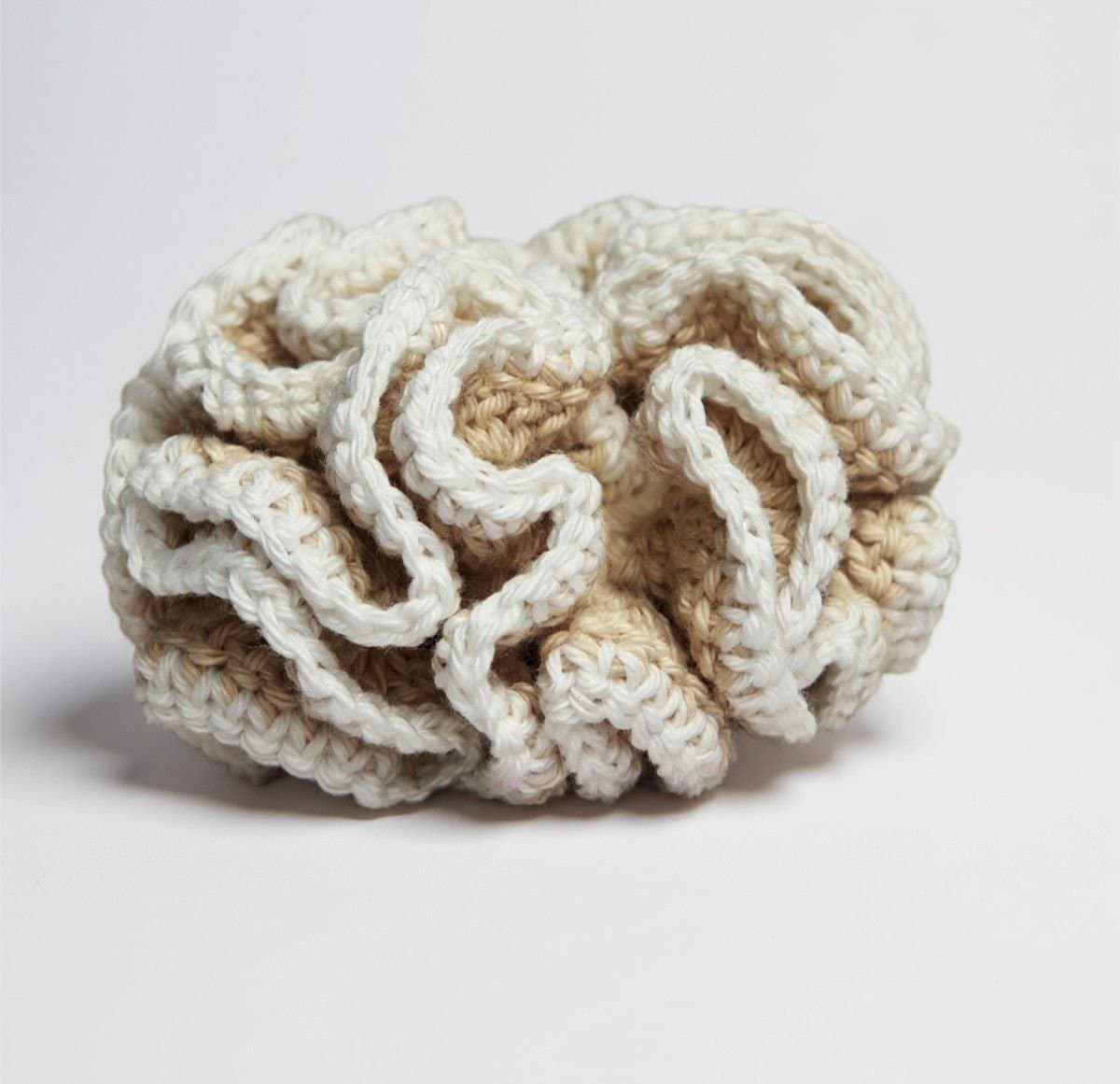 Scrunchie i ren bomull, unik design med starka hårband. Dekorativ håraccessoar