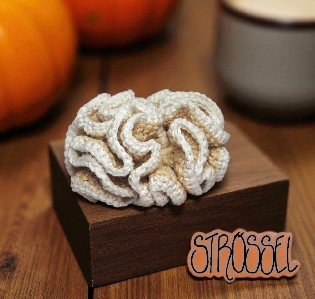 Scrunchie i ren bomull, unik design med starka hårband. Dekorativ håraccessoar