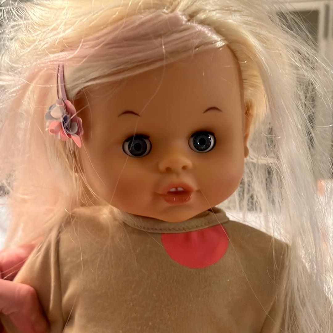 Skrållan docka med blont hår med kjol och tröja