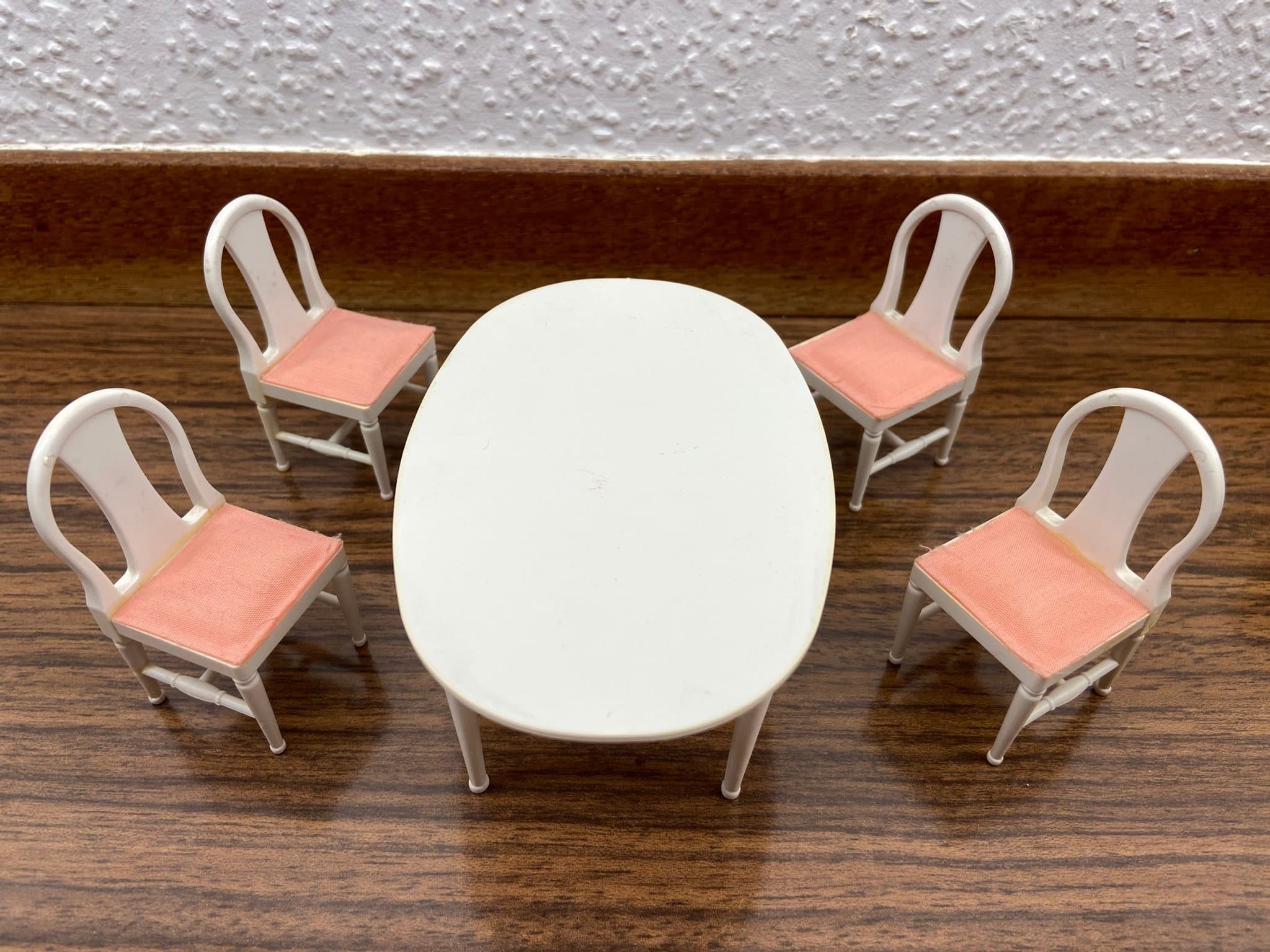 Brio - Bord - Stolar - Matsalsmöbel - Dockskåp