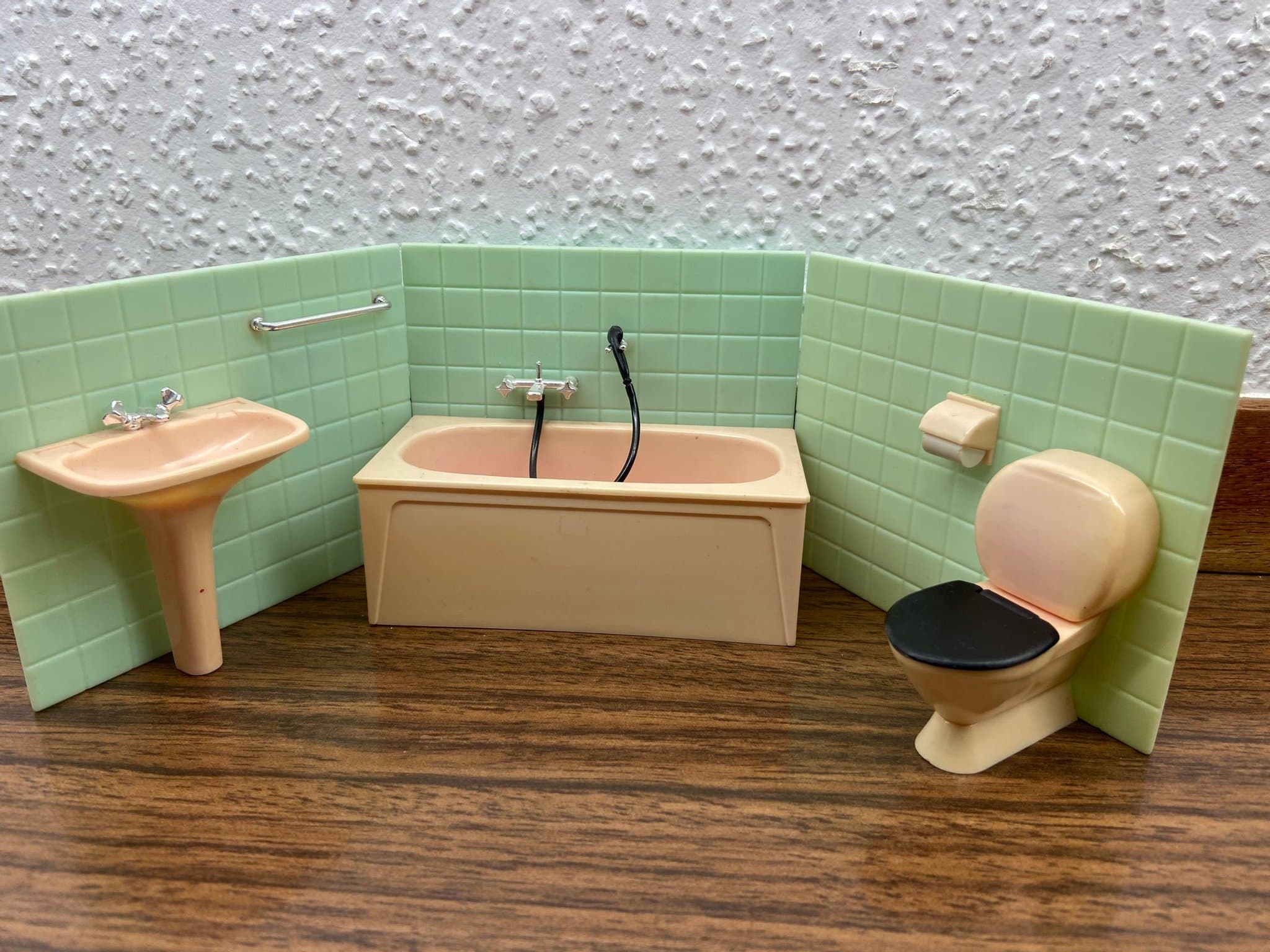 Brio - Badrum - Handfat - Badkar- Toalett - Dockskåp