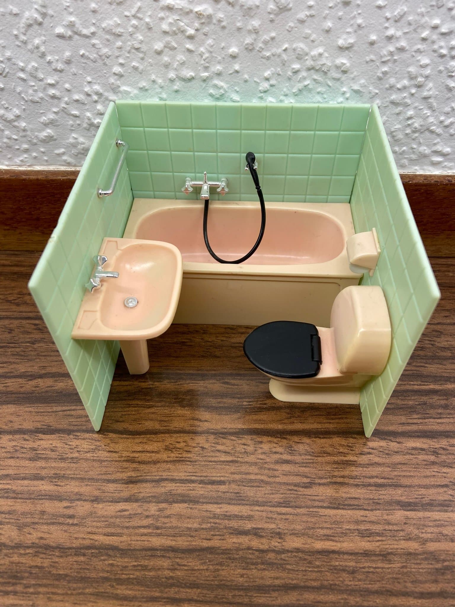 Brio - Badrum - Handfat - Badkar- Toalett - Dockskåp