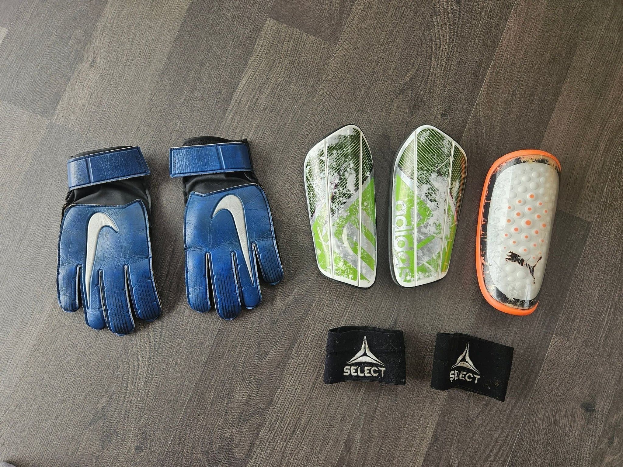 Målvaktshandskar, benskydd och benskyddshållare