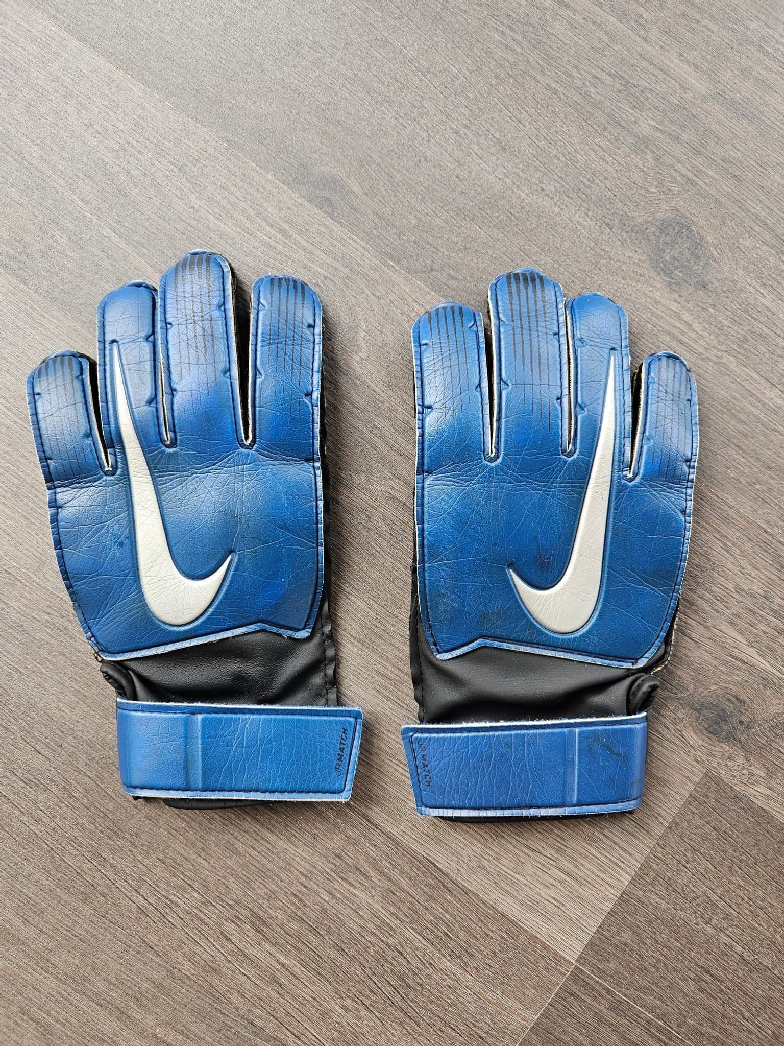 Målvaktshandskar, benskydd och benskyddshållare