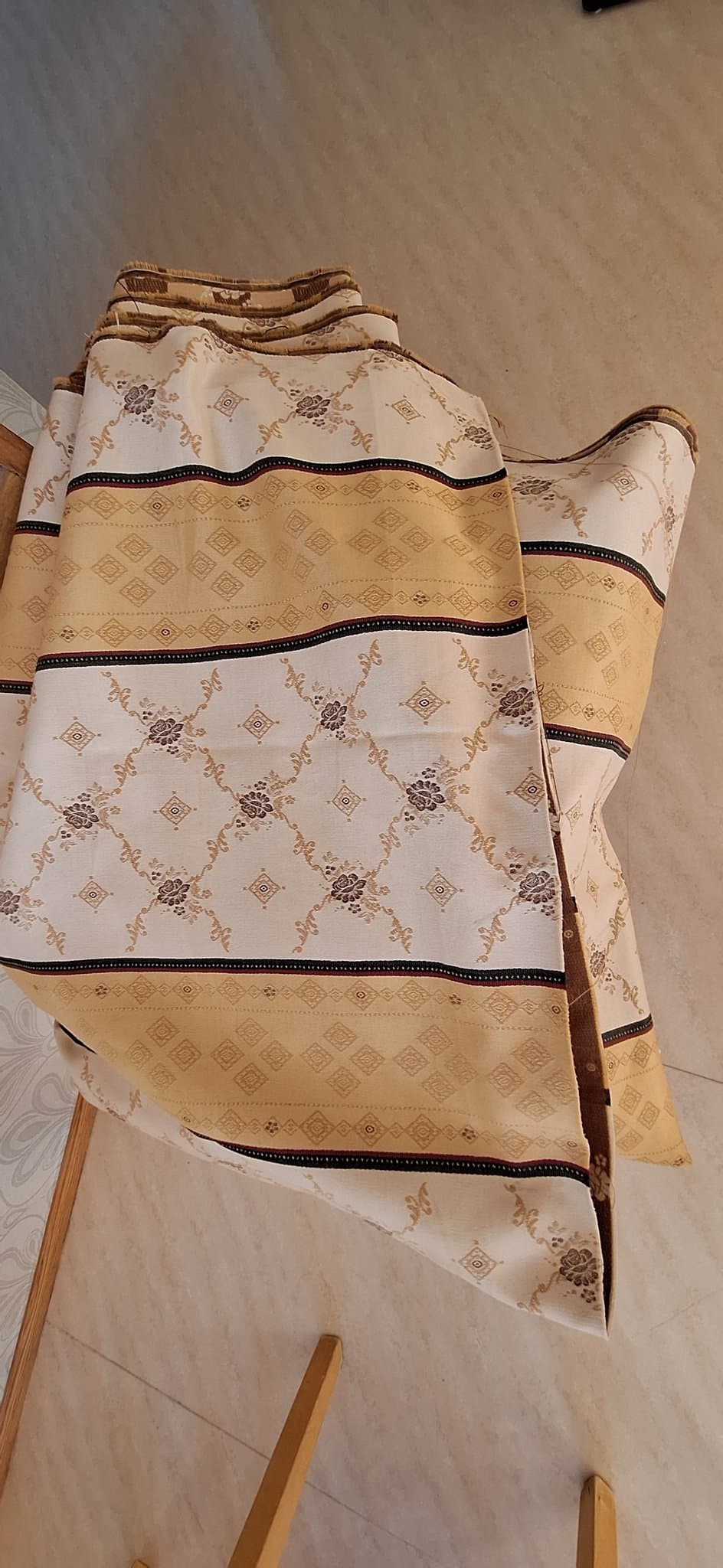 Vackert möbeltyg på drygt 7 meter x 1.35