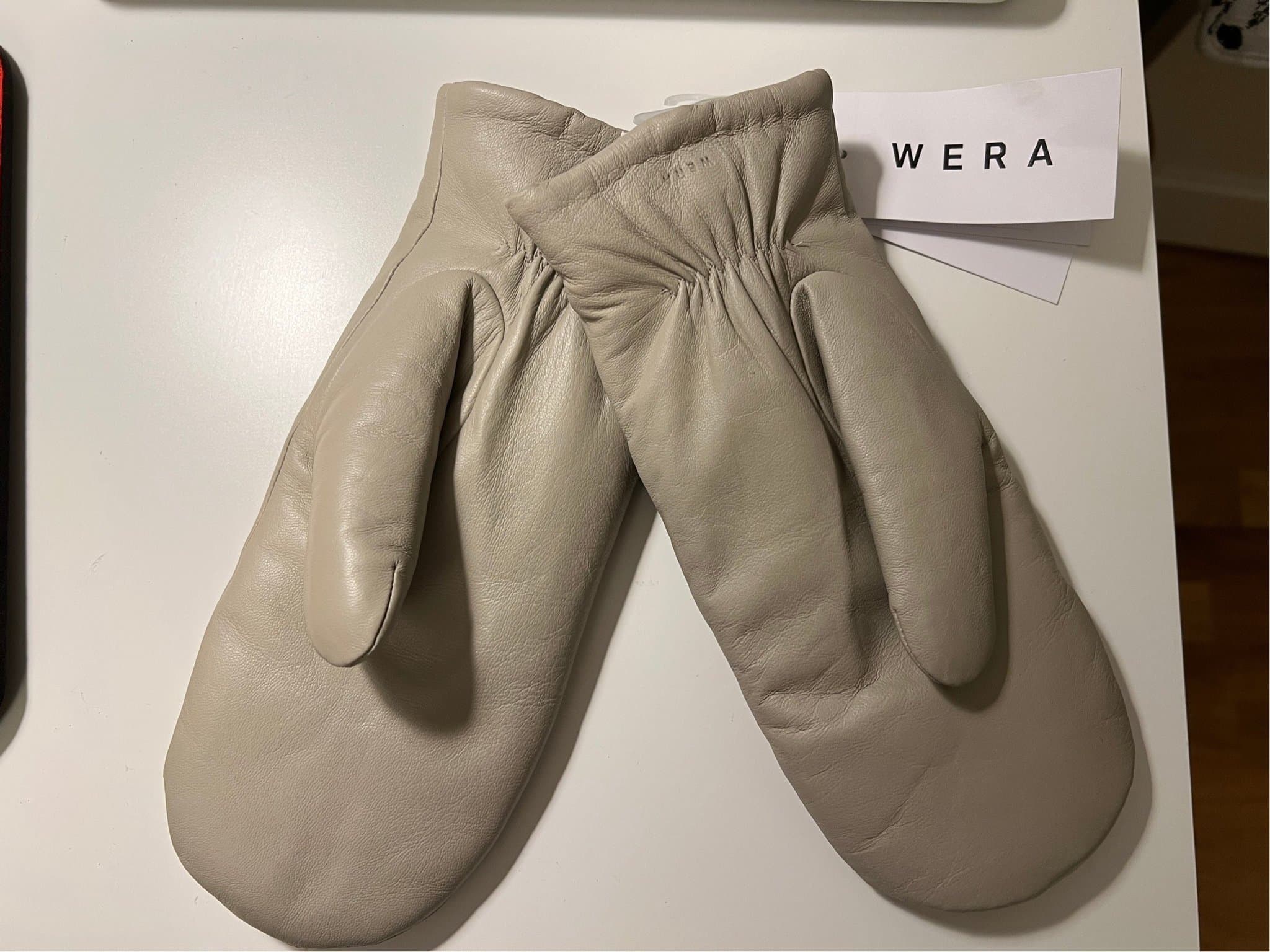 Helt nya tumvantar i skinn från WERA Åhléns strl 8, nypris 699kr