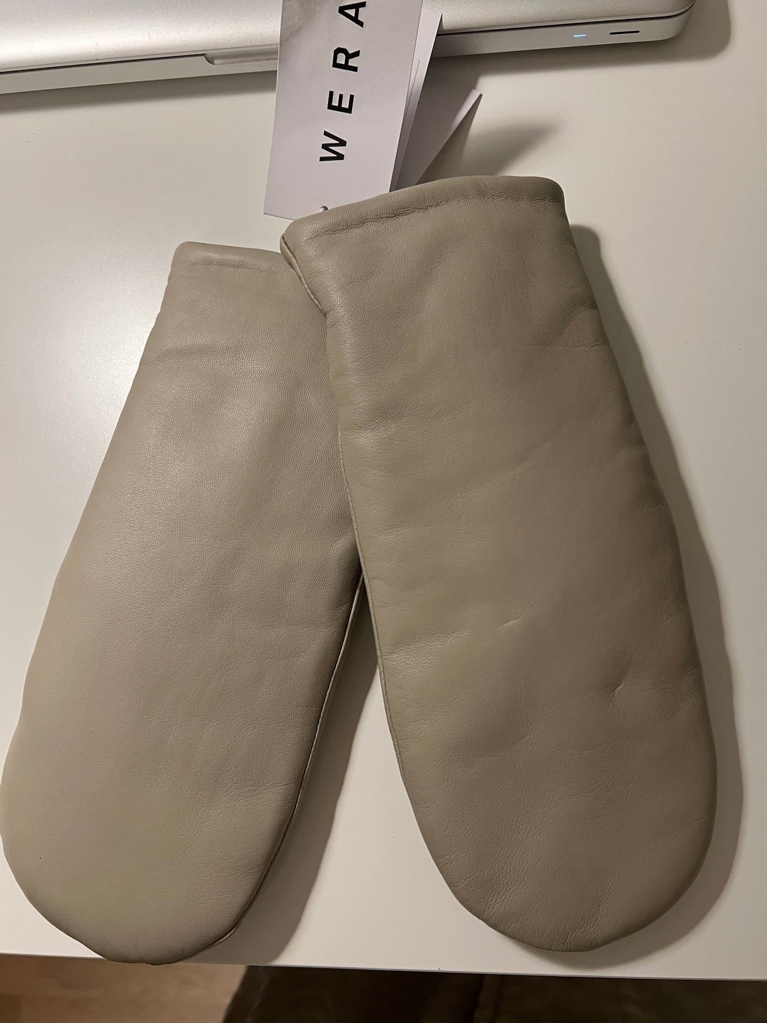 Helt nya tumvantar i skinn från WERA Åhléns strl 8, nypris 699kr