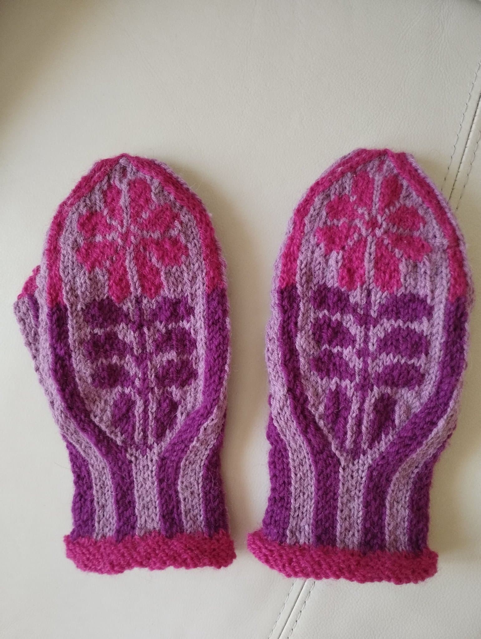 Handstickade vantar i ull, mönster "Blomma"