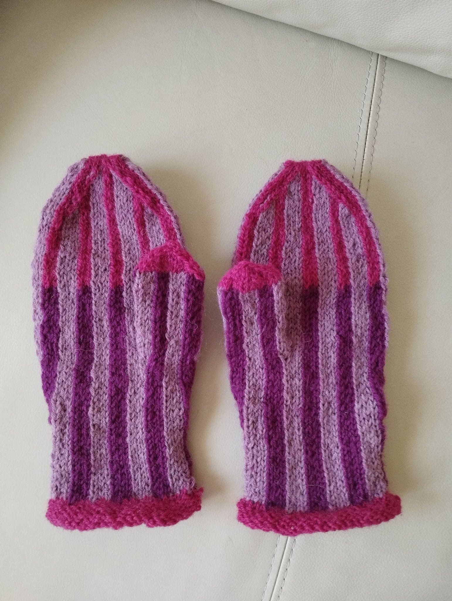 Handstickade vantar i ull, mönster "Blomma"