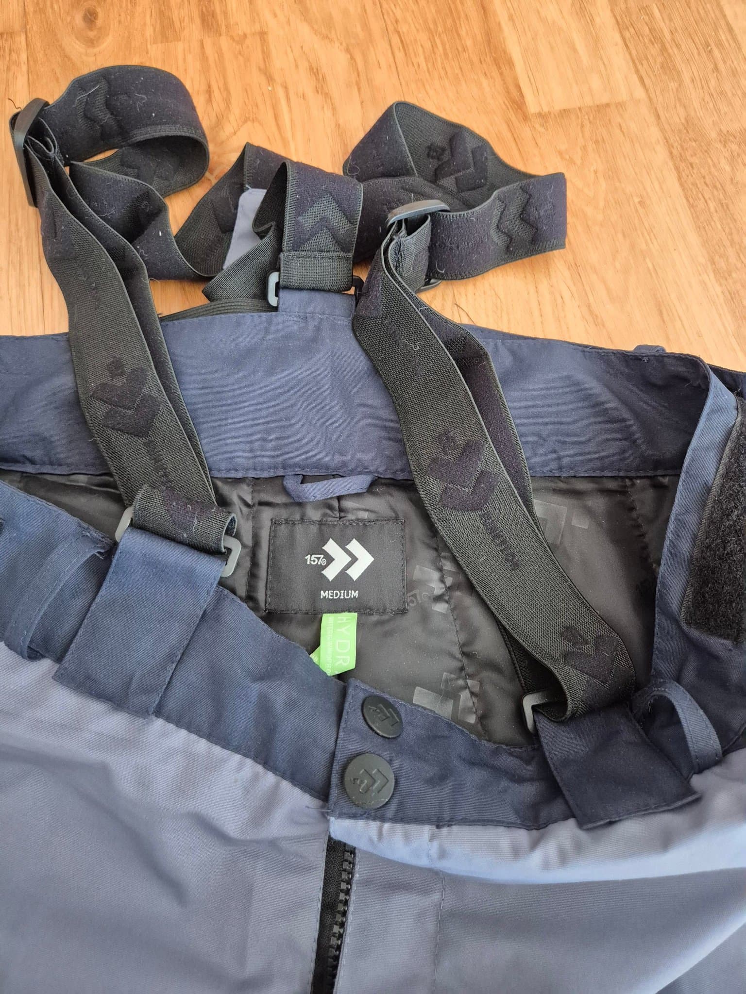 157 flerfärgade skidbyxor, storlek M