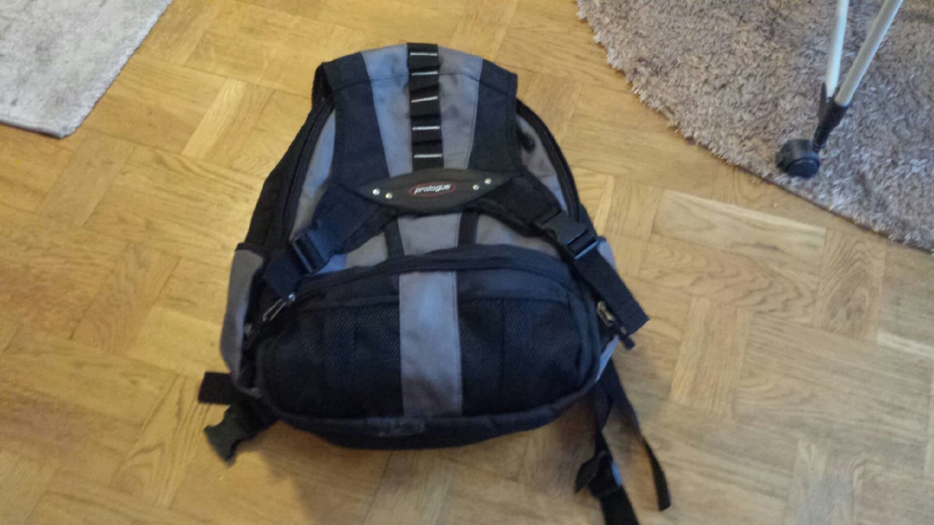 Ryggsäck i Nyskick med många fack + fack för bärbar Dator , cirka 50 liter