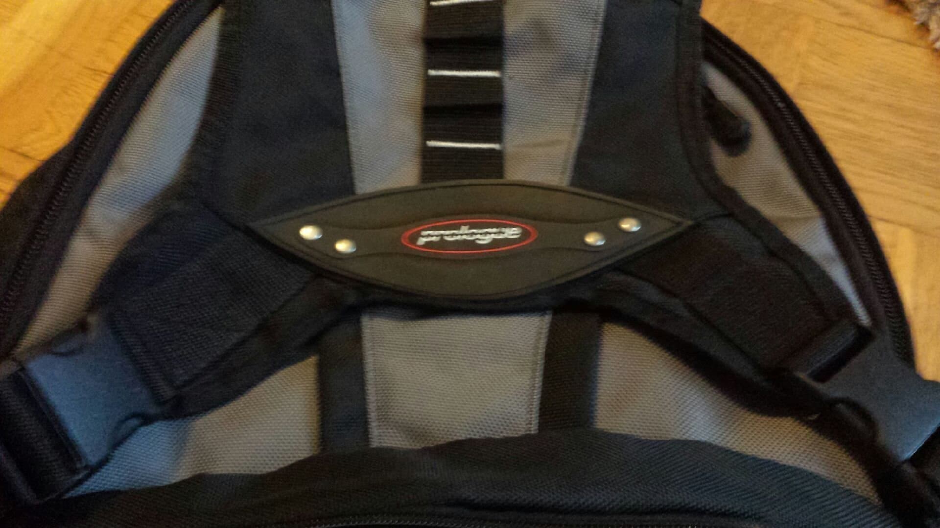 Ryggsäck i Nyskick med många fack + fack för bärbar Dator , cirka 50 liter