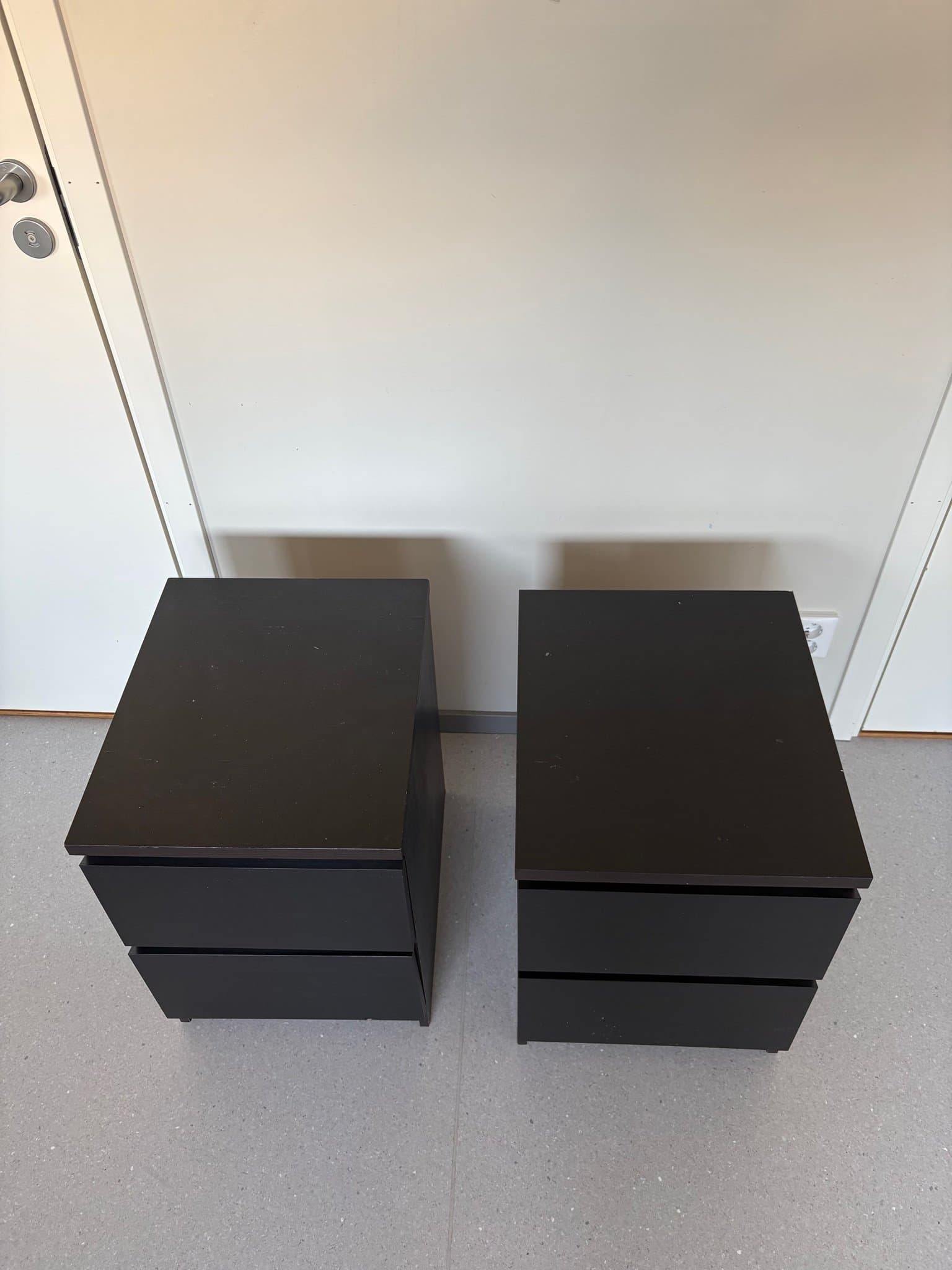 Sängbord med två lådor