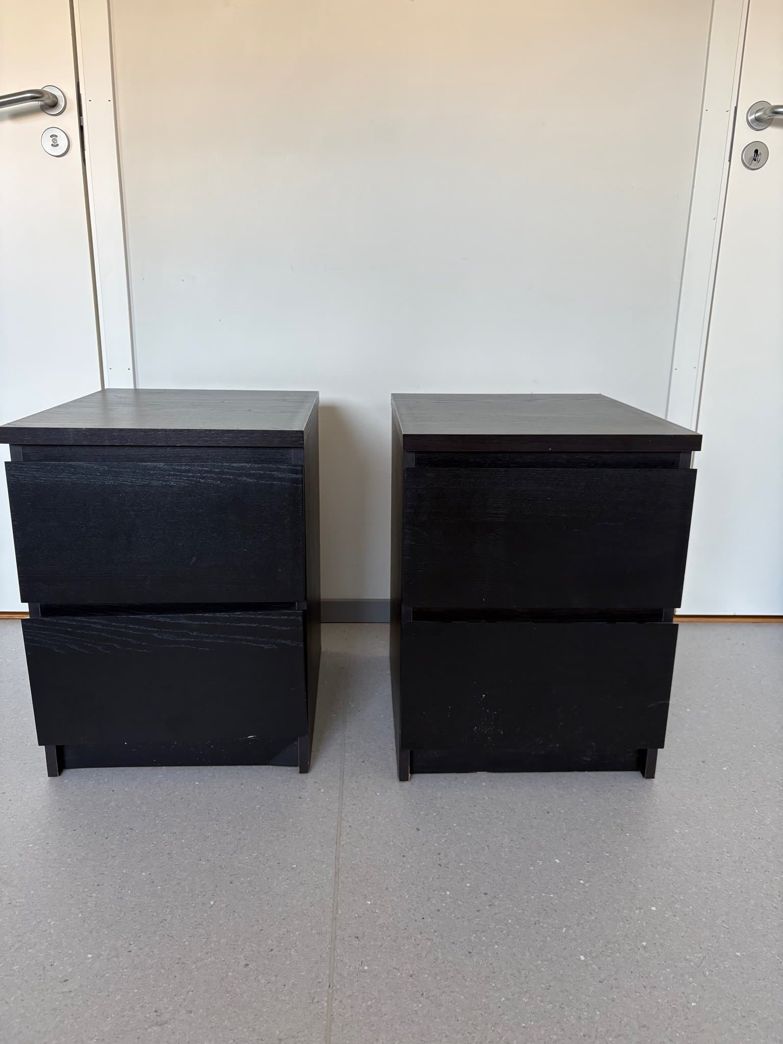 Sängbord med två lådor