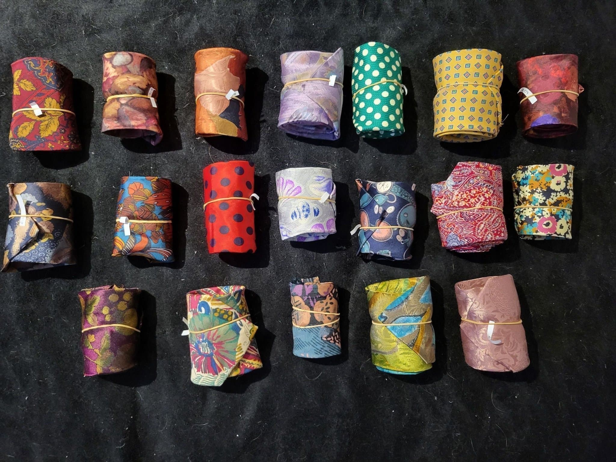 Paket med 20st äldre Slipsar i olika färger, mönster & märken!