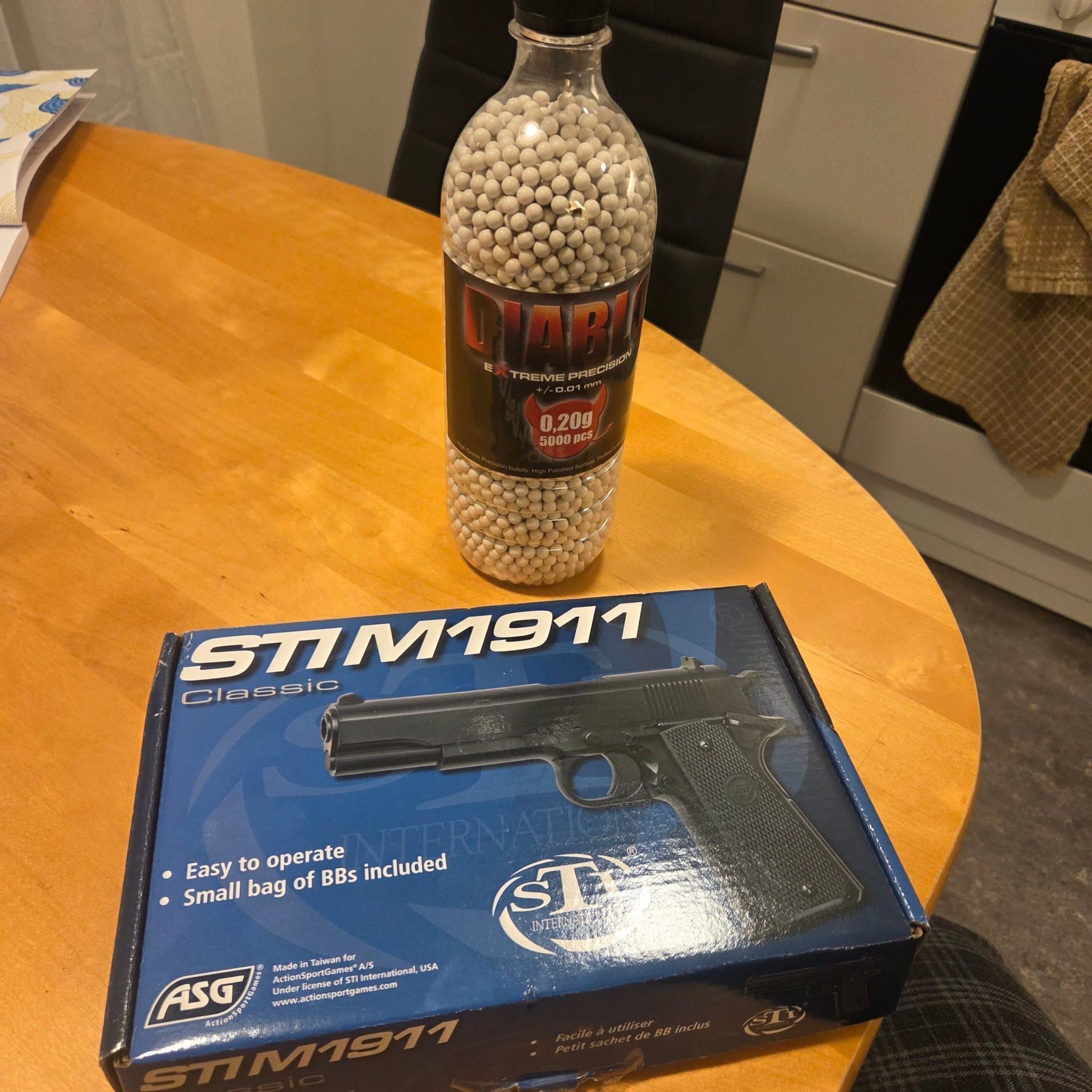 STI M1911 Classic Airsoftpistol med Diablo Kulor