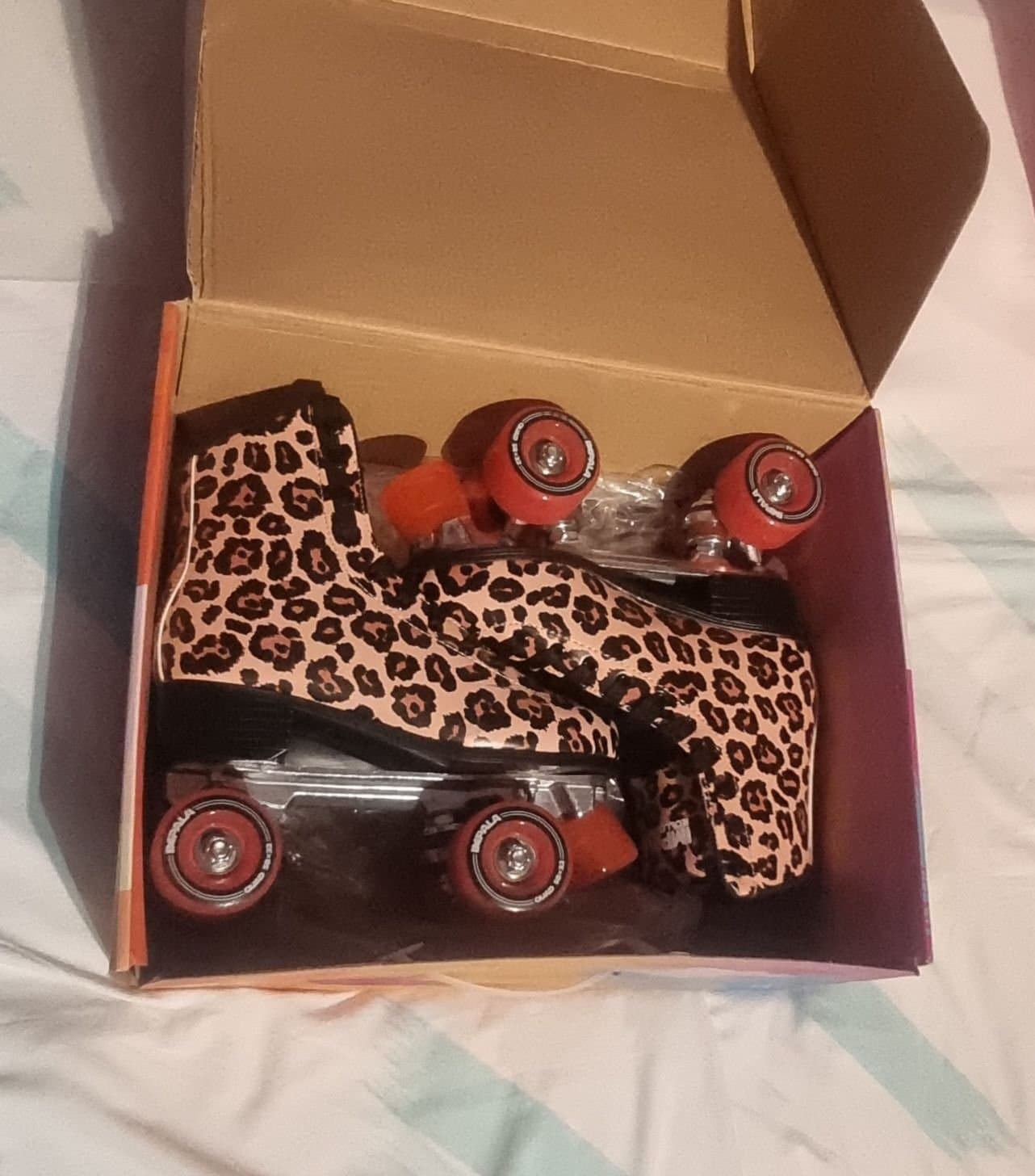 Impala rullskridskor med leopardtryck