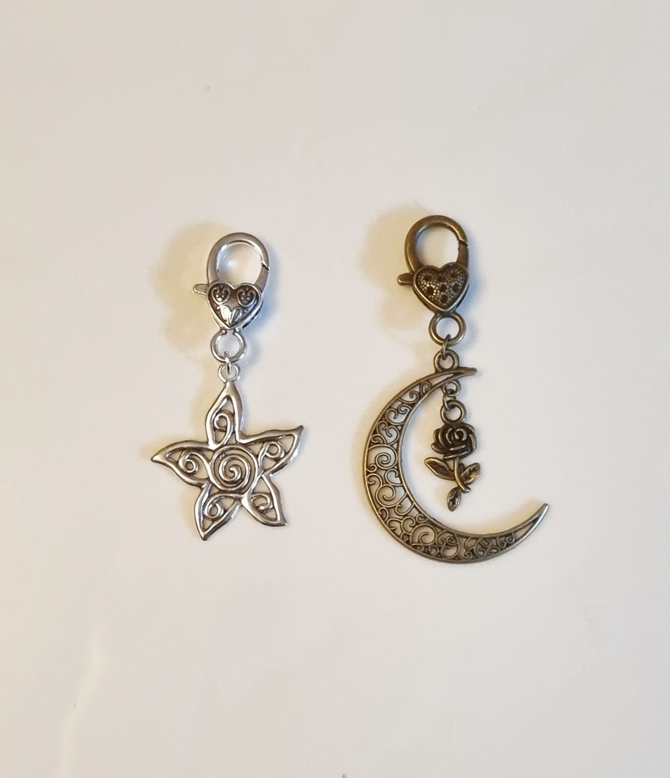 Två stycken väskhänge/väsksmycke/charm/hänge: stjärna och månen