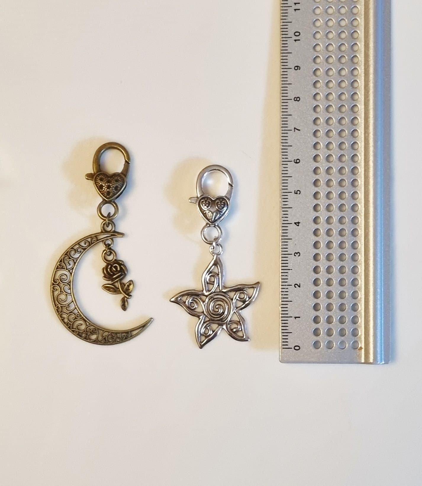 Två stycken väskhänge/väsksmycke/charm/hänge: stjärna och månen