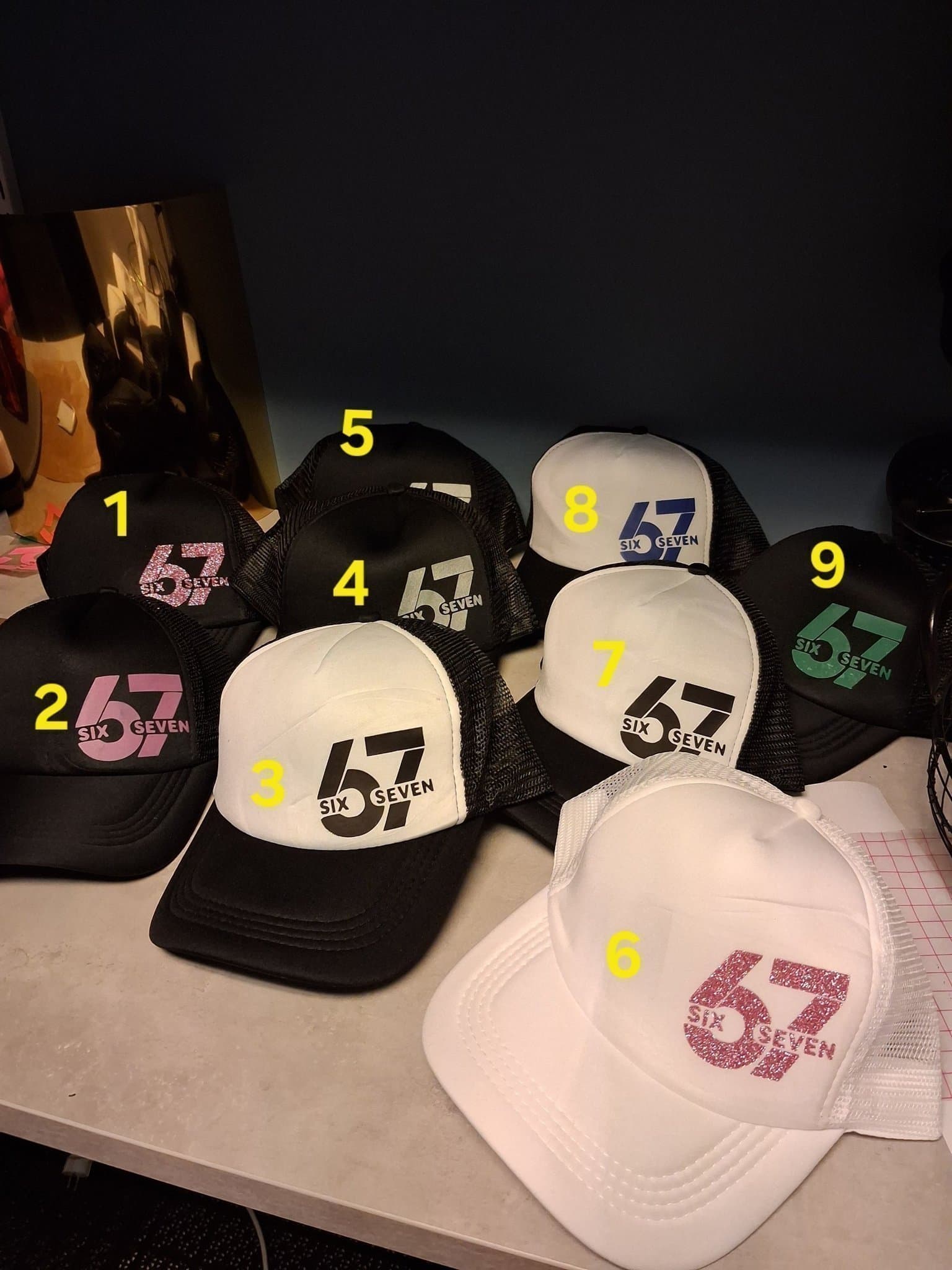 Kepsar med "67 SIX SEVEN"-tryck