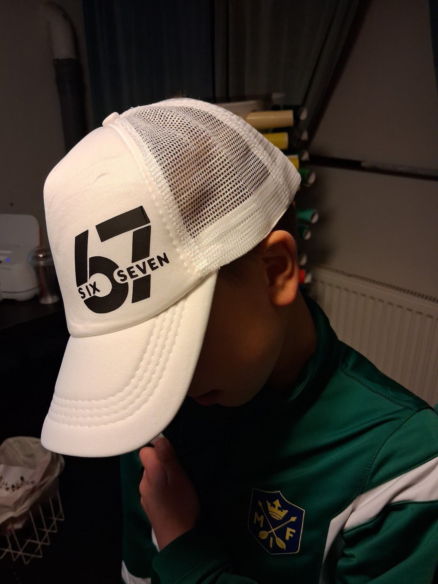 Kepsar med "67 SIX SEVEN"-tryck