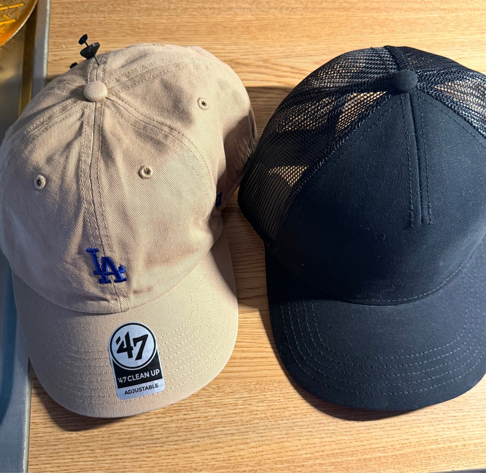 Två kepsar: 47 Brand LA keps och American Needle svart trucker keps