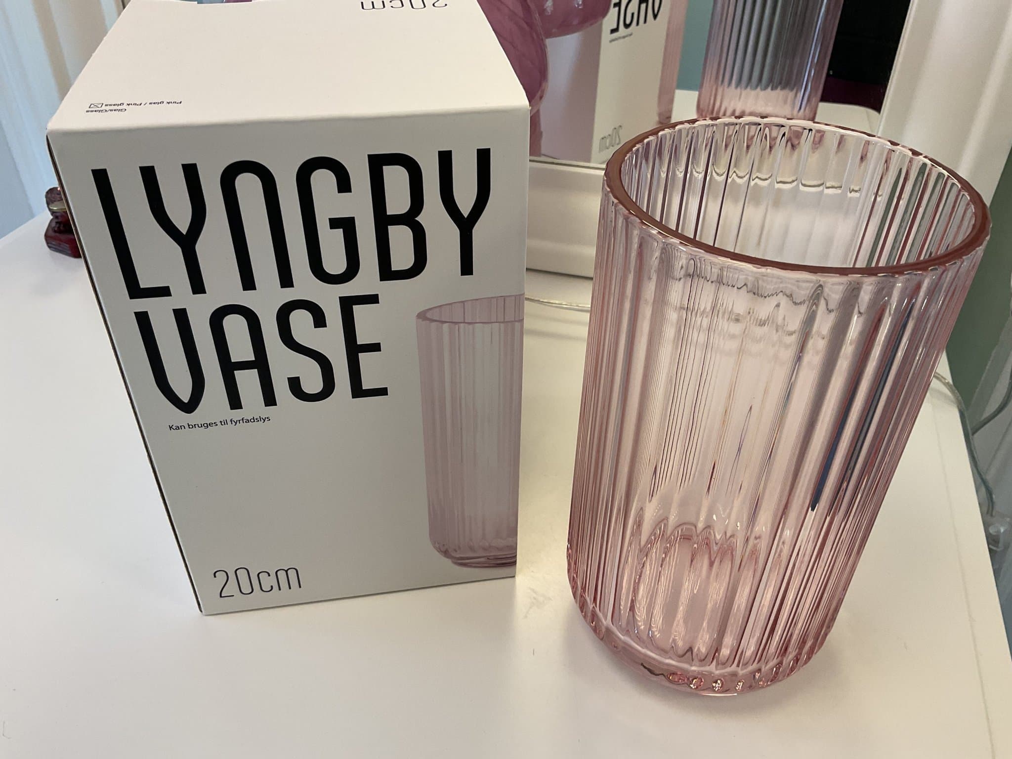 Lyngby vas i rosa glas. Vasen är 20 cm hög.
