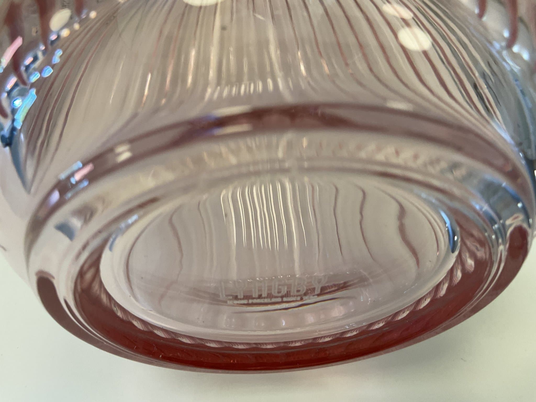 Lyngby vas i rosa glas. Vasen är 20 cm hög.