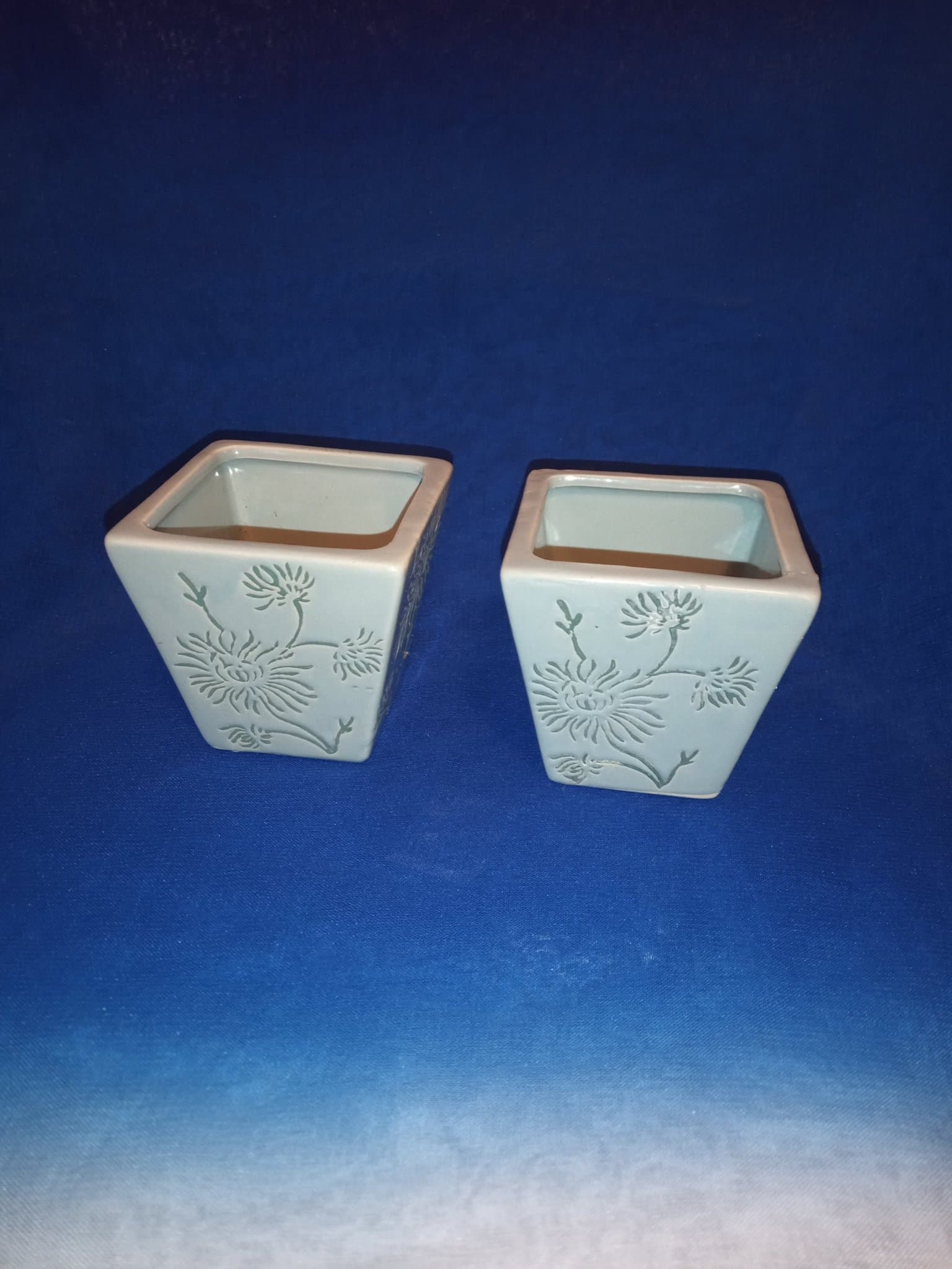 två små söta ljusgröna blomkrukor med blommönster, 7,5x7,5x4,5 cm, keramik