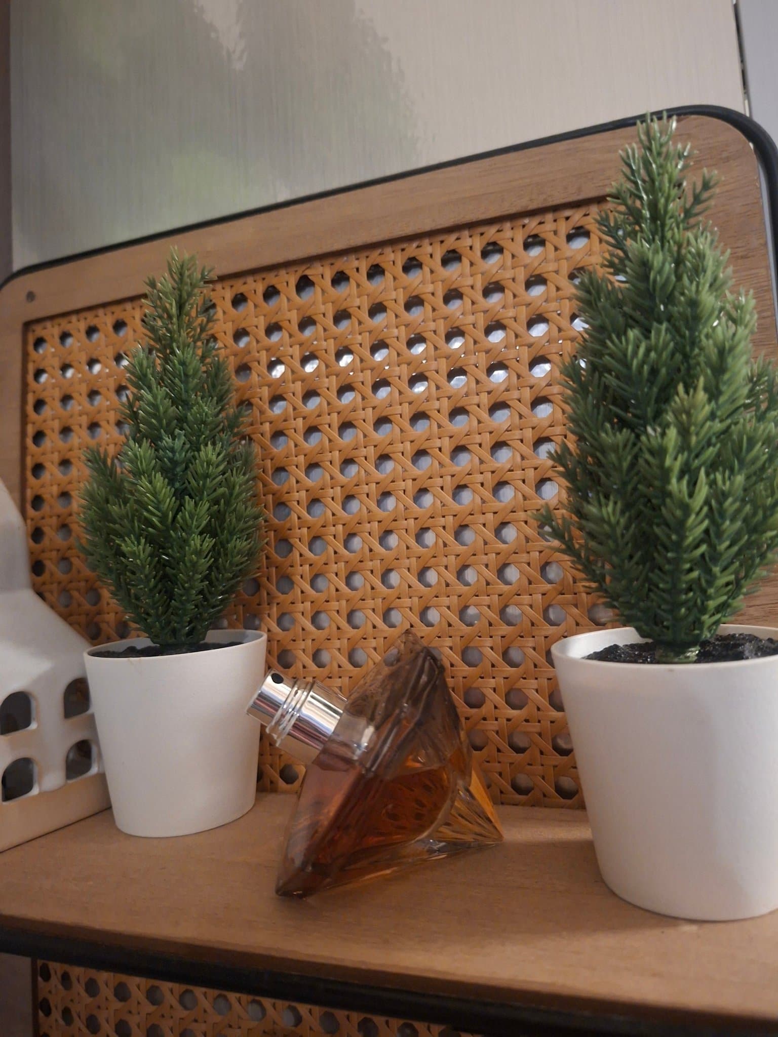 Konstgjord cypress i vit kruka