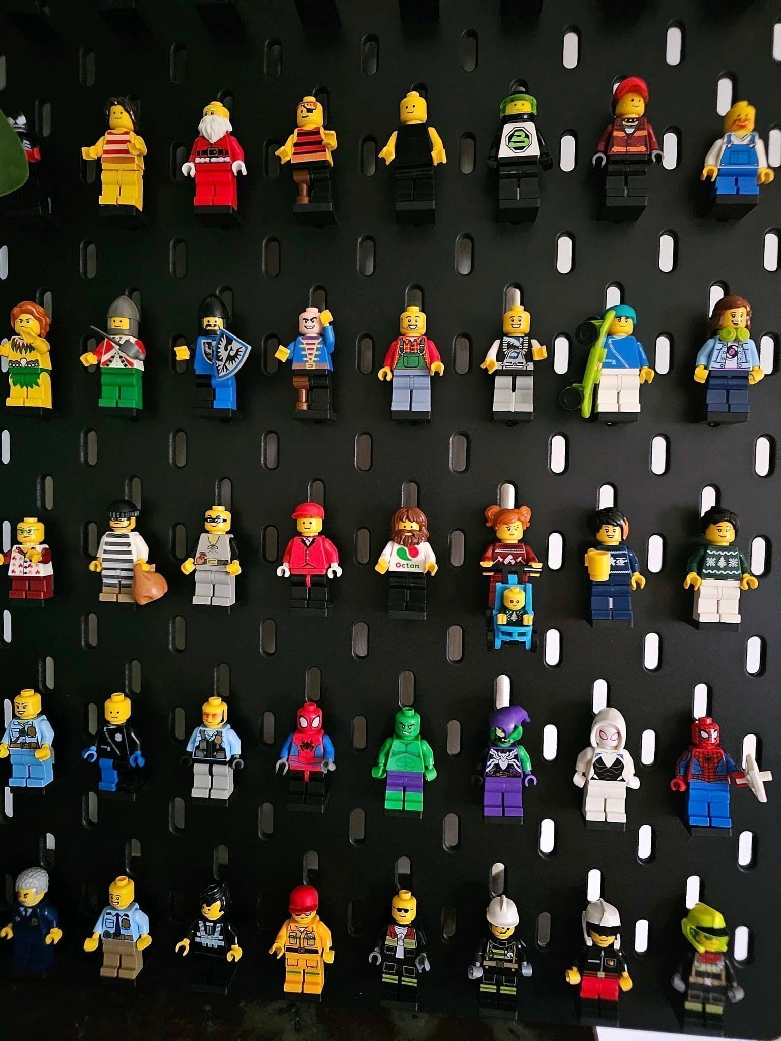 200 x LEGO Minifigurer platta för IKEA SKÅDIS-SVART
