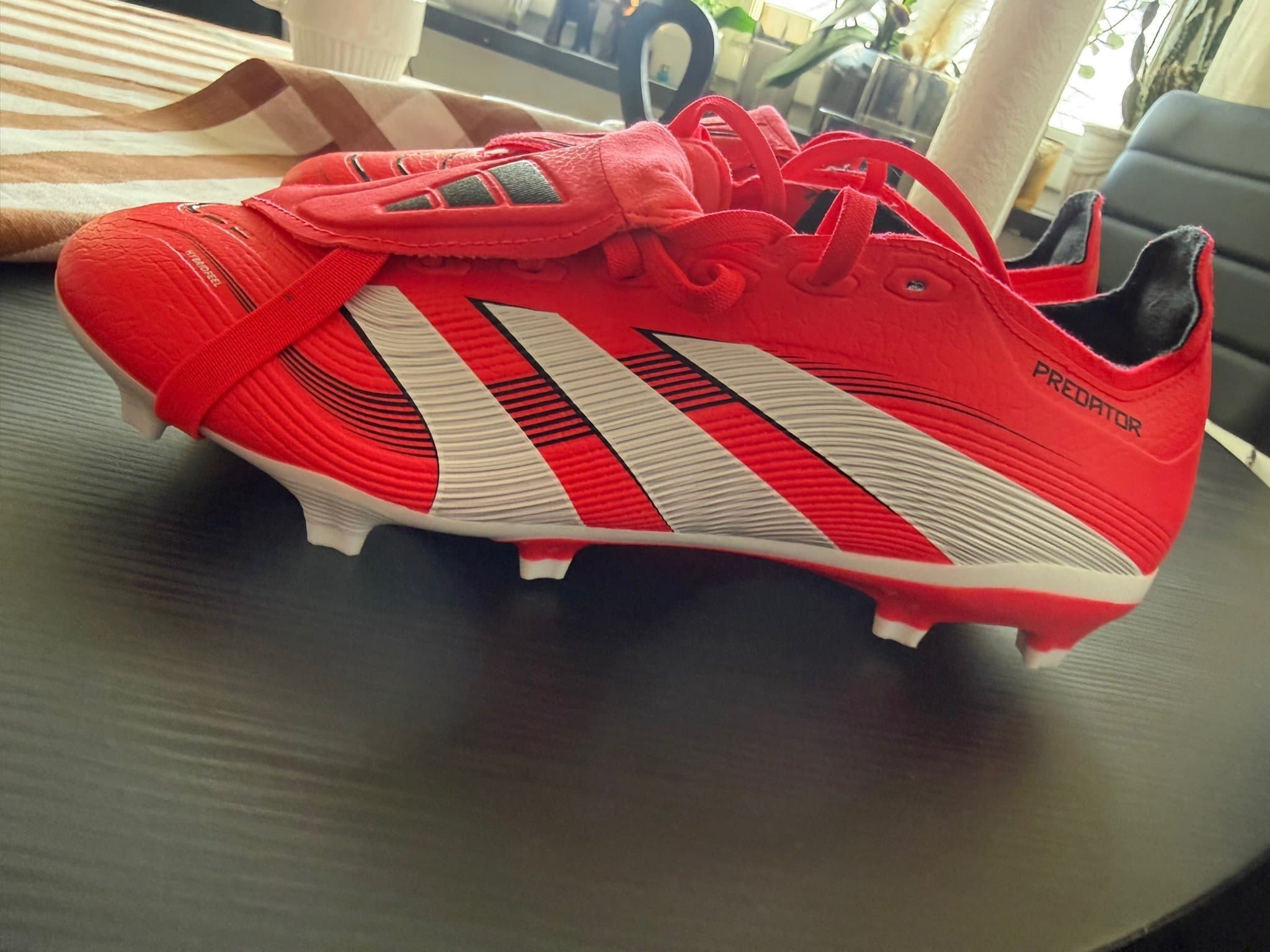 Adidas Predator fotbollsskor i rött, storlek 41 1/2 oanvända