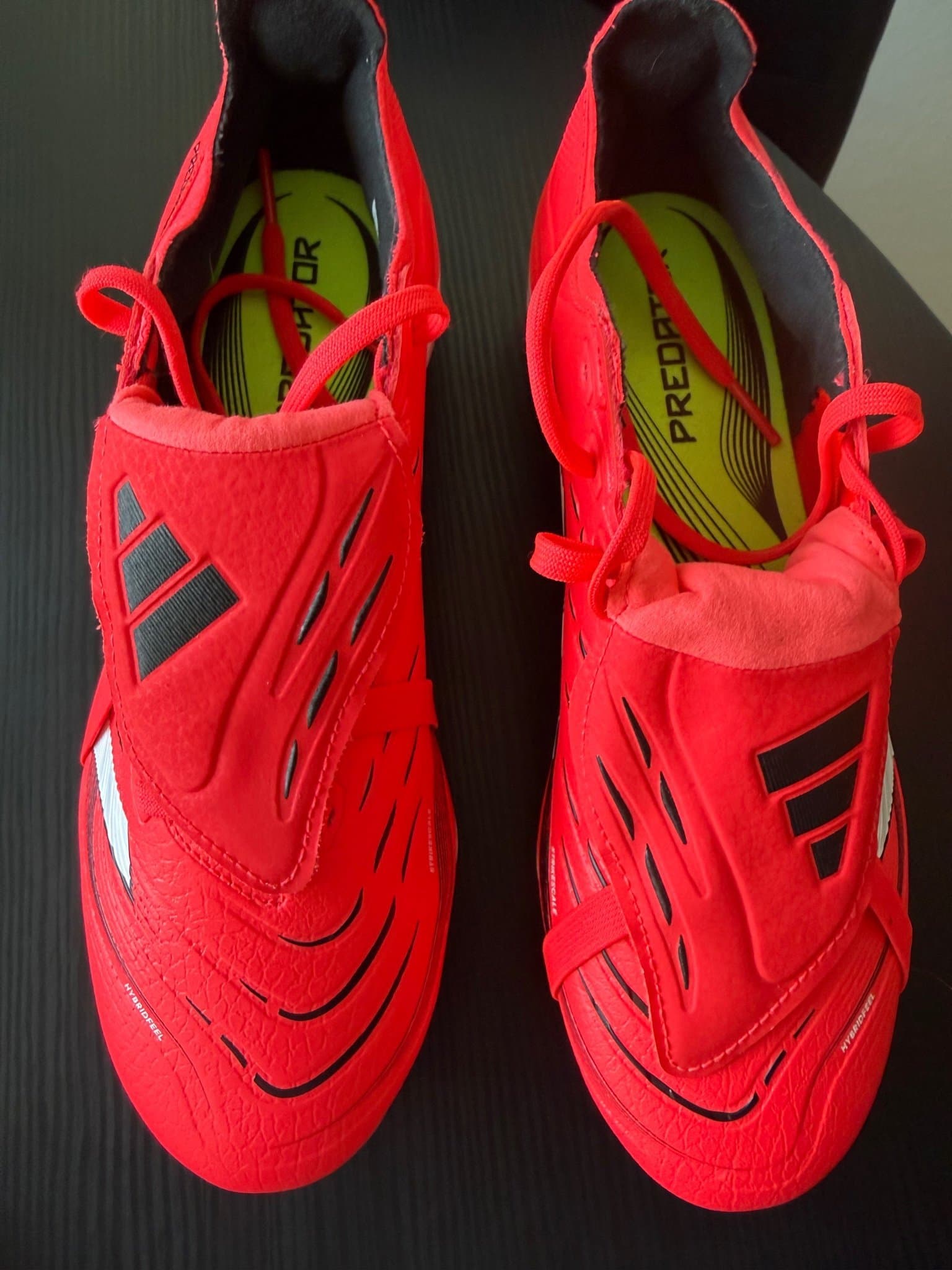 Adidas Predator fotbollsskor i rött, storlek 41 1/2 oanvända