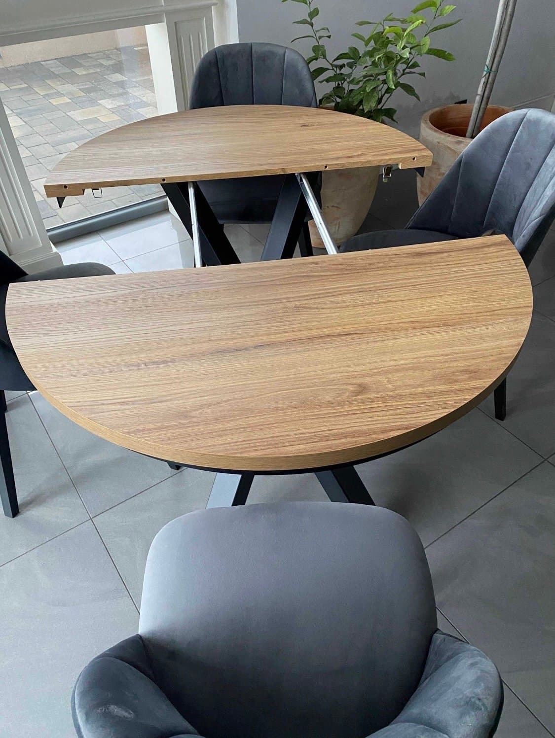 Runt matbord i trä med svarta ben