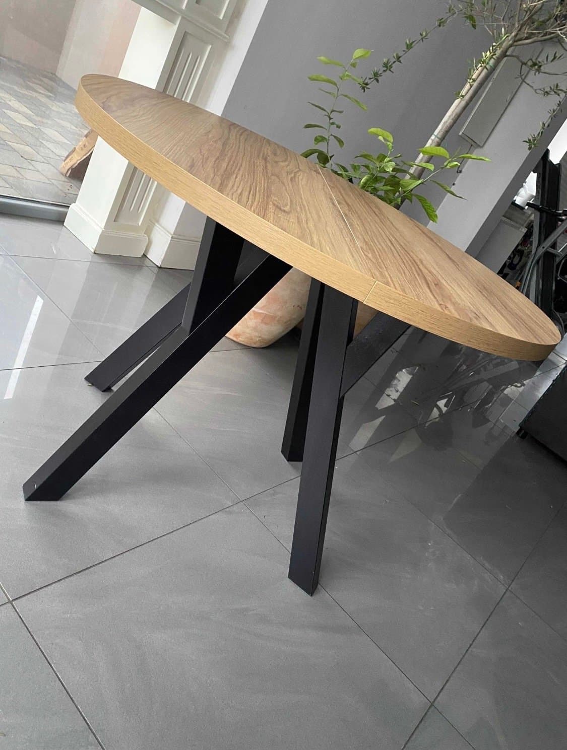 Runt matbord i trä med svarta ben