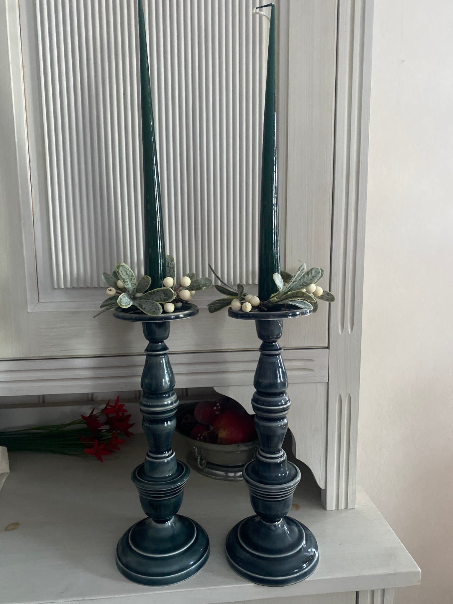 Två Ljusstakar i metall 30cm höga.