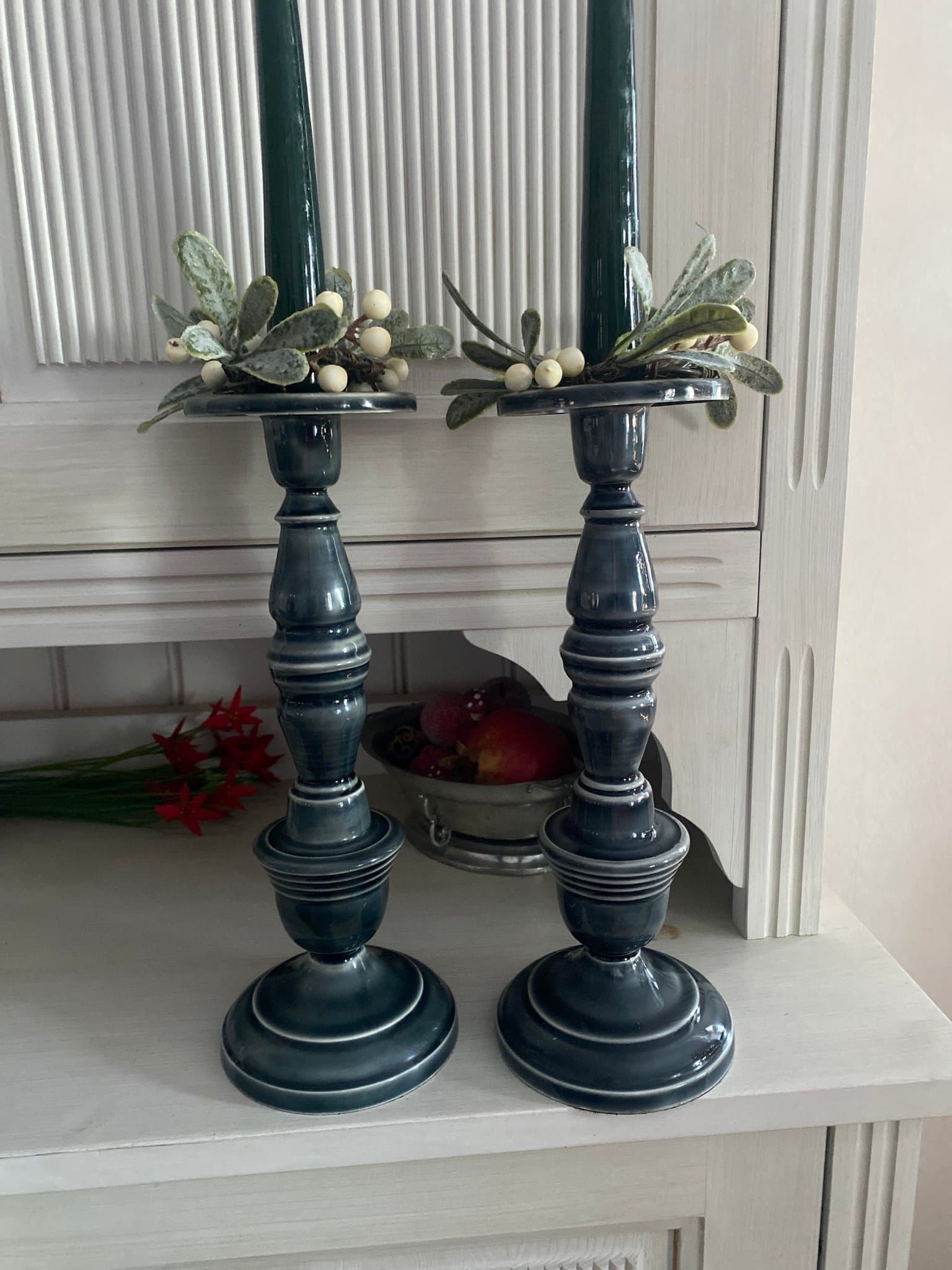 Två Ljusstakar i metall 30cm höga.