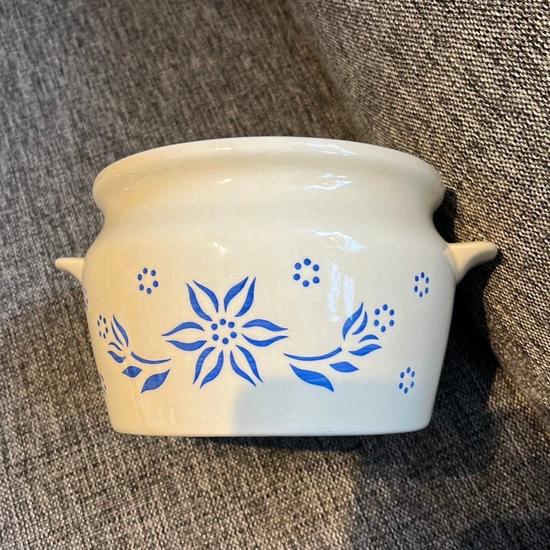 Vit kruka med blått blommönster