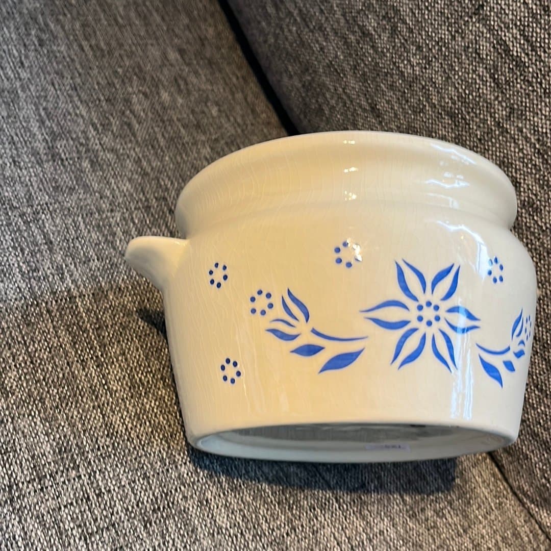 Vit kruka med blått blommönster