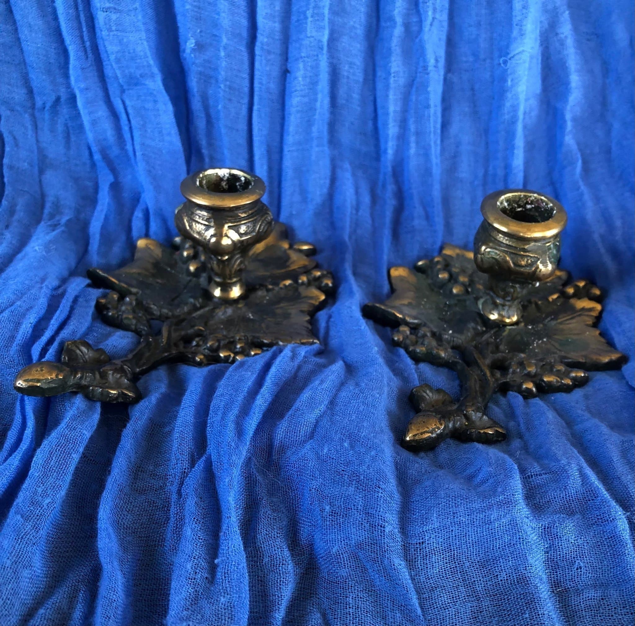 Antika tunga Ljusstakar i metall. Nattljusstakar Stämningsfulla Vackra