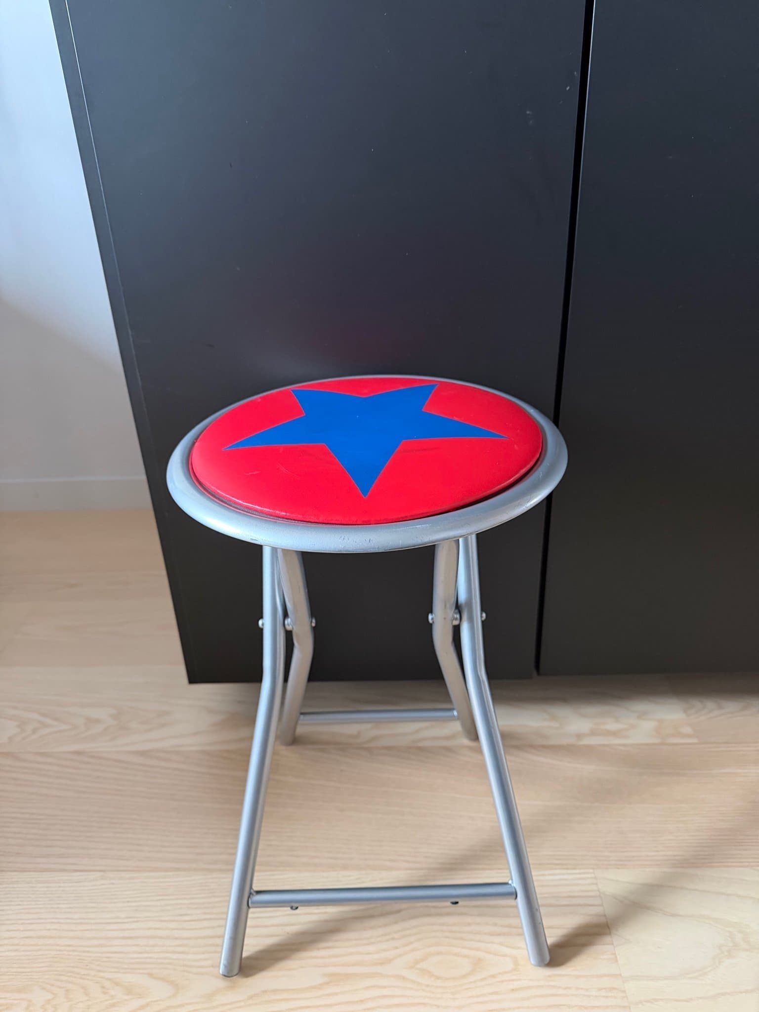 Fällbar smidig pall med stjärnmotiv